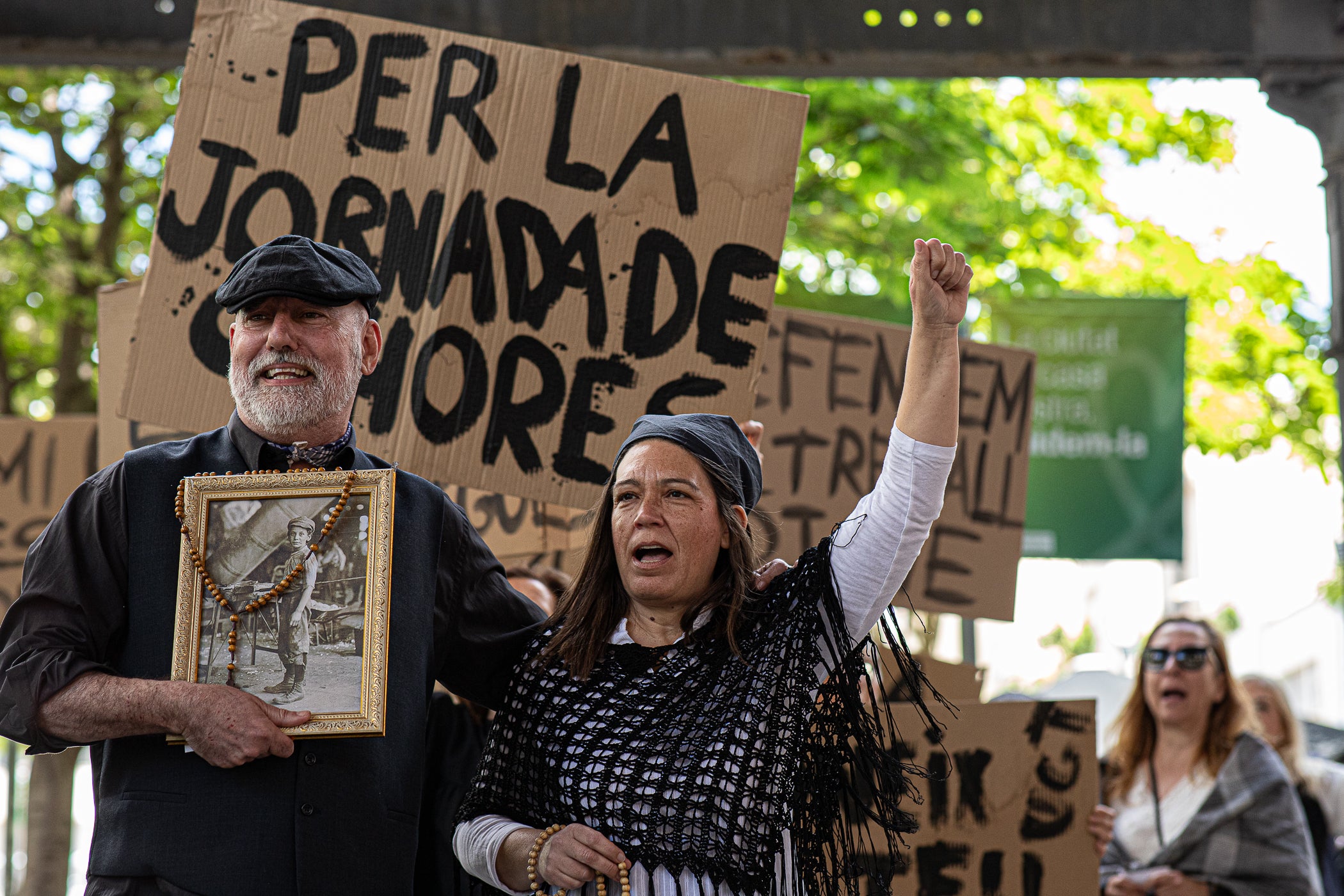El segon i últim matí d'aquest diumenge de la XXIII Fira Modernista de Terrassa ens porta en aquest recorregut gràfic per les salves dels trabucaires entre carlins i federals, les lluites obreres de la Unió General de Treballadors per unes millors condicions a les empreses tèxtils, una visita com el 1900 al saló de plens de l'Ajuntament amb Farga'm Teatre, artistes, músics i tota mena de personatges d'època. Arrodonit, a la plaça Vella, amb una trobada entre corals, cobla i sardanistes, a càrrec de l'Agrupació Folklòrica Amunt i Crits, ballant al so, entre altres, d'Enric Morera i les lletres de Joan Maragall | Javi González