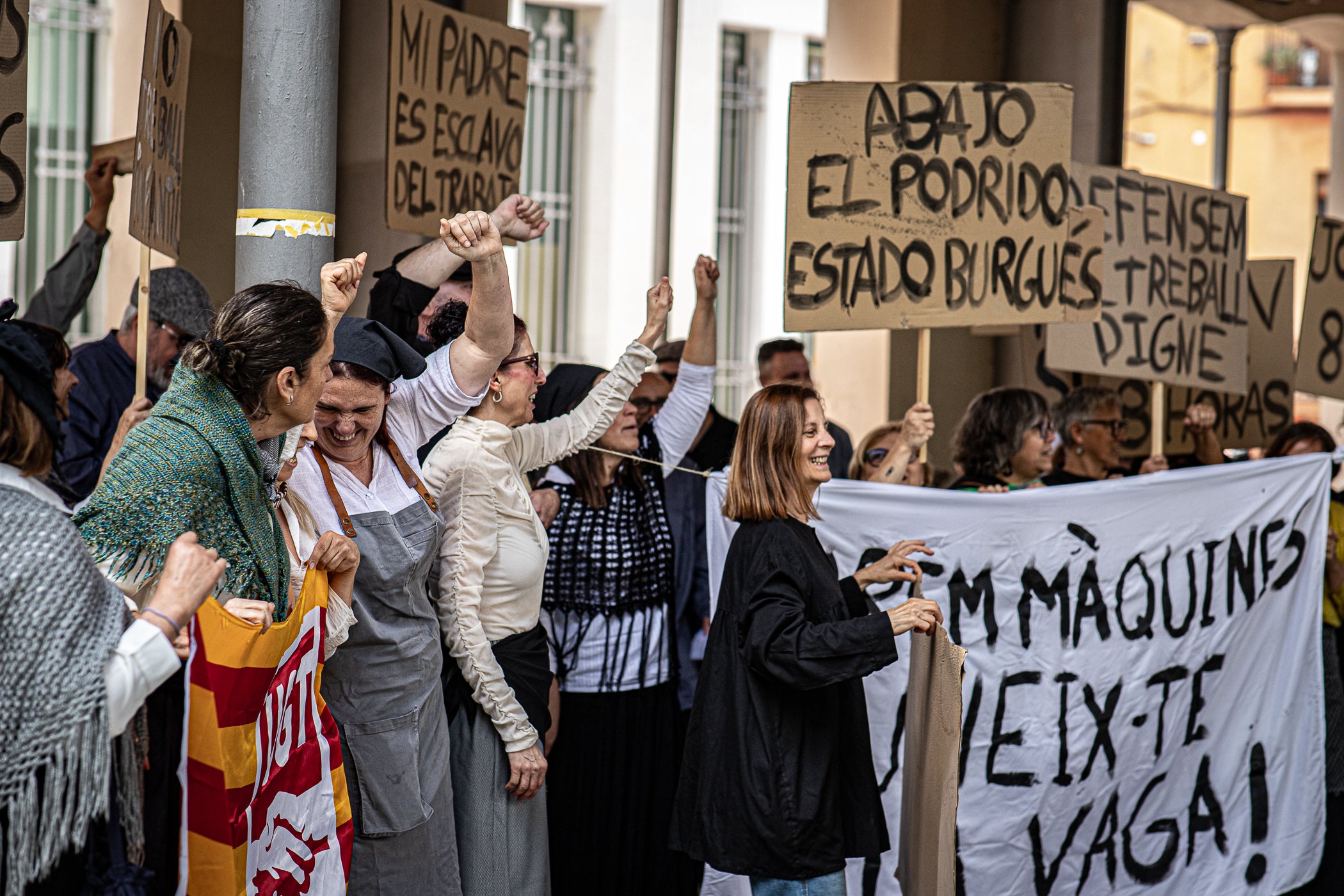 El segon i últim matí d'aquest diumenge de la XXIII Fira Modernista de Terrassa ens porta en aquest recorregut gràfic per les salves dels trabucaires entre carlins i federals, les lluites obreres de la Unió General de Treballadors per unes millors condicions a les empreses tèxtils, una visita com el 1900 al saló de plens de l'Ajuntament amb Farga'm Teatre, artistes, músics i tota mena de personatges d'època. Arrodonit, a la plaça Vella, amb una trobada entre corals, cobla i sardanistes, a càrrec de l'Agrupació Folklòrica Amunt i Crits, ballant al so, entre altres, d'Enric Morera i les lletres de Joan Maragall | Javi González