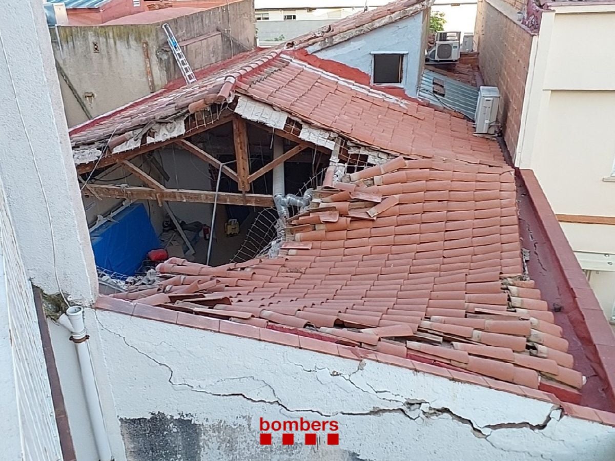 Cau el sostre del Centre Excursionista de Terrassa sense causar ferits | Bombers