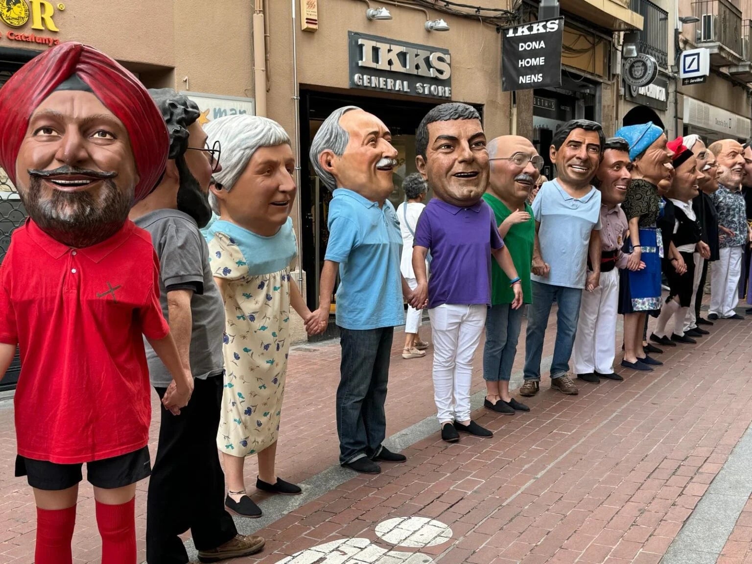 Els Capgrossos de Terrassa a punt per entrar a ballar a la plaça | Nans i Capgrossos de Terrassa