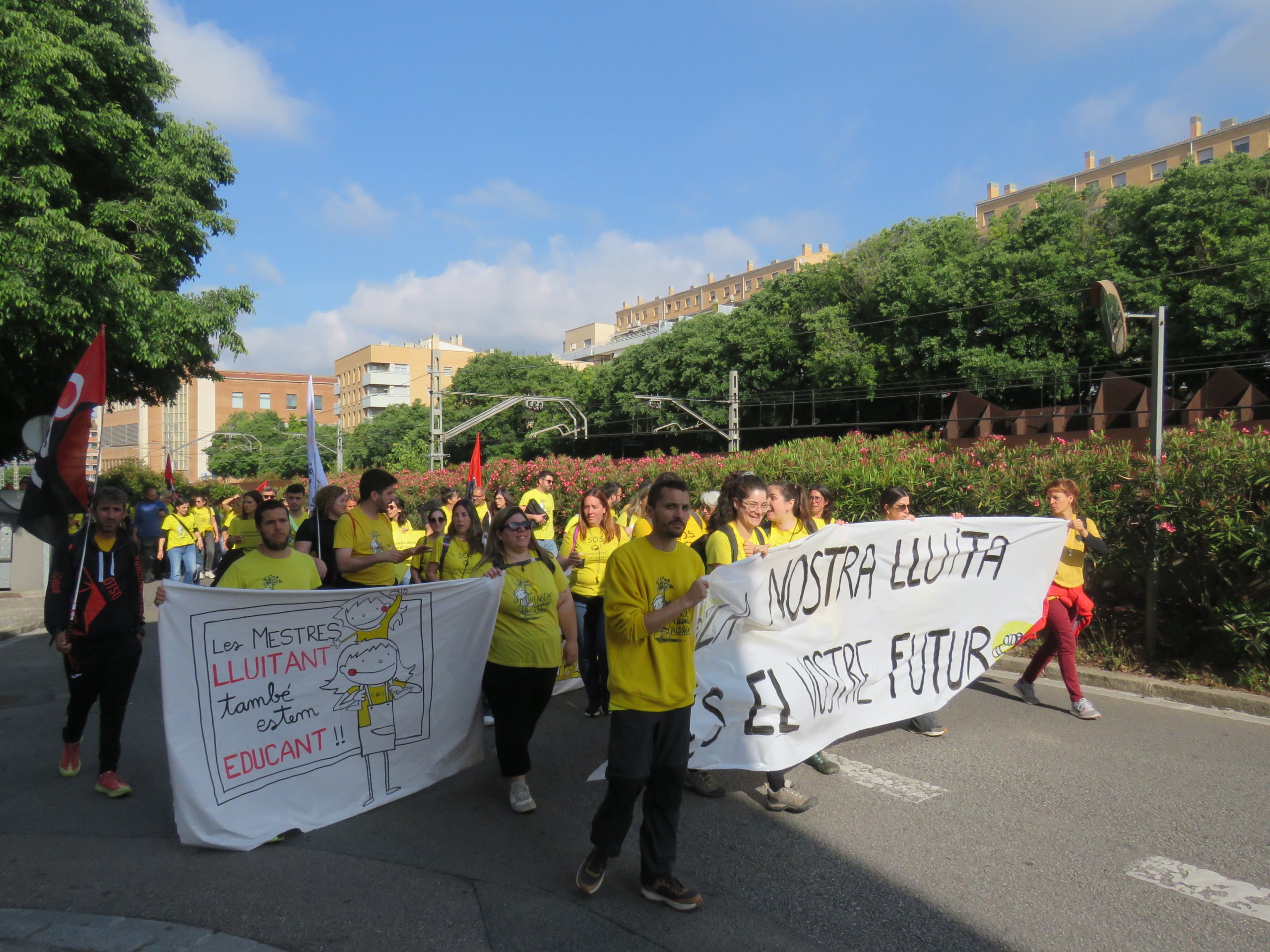Centenars de docents s'han llençat aquest matí als carrers de Terrassa per unir-se a la vaga docent convocada arreu de Catalunya la setmana passada. Cada dia, la jornada de mobilitzacions es trasllada a un territori diferent del país i aquest dimarts ha arribat el torn del Vallès Occidental. Els mestres terrassencs s'han desplaçat des de l'estació d'autobusos fins a l'estació del Nord de Renfe, des d'on han agafat un tren cap a Sabadell per unir-se a la manifestació prevista a la plaça Espanya de la cocapital vallesana. Els docents catalans reclamen millores salarials, una reducció de les ràtios i més inversió. Aquest dimarts també està prevista una nova reunió dels sindicats amb Educació, després que la trobada del passat dijous acabés sense consens | Mireia Comas i Oriol Manrique