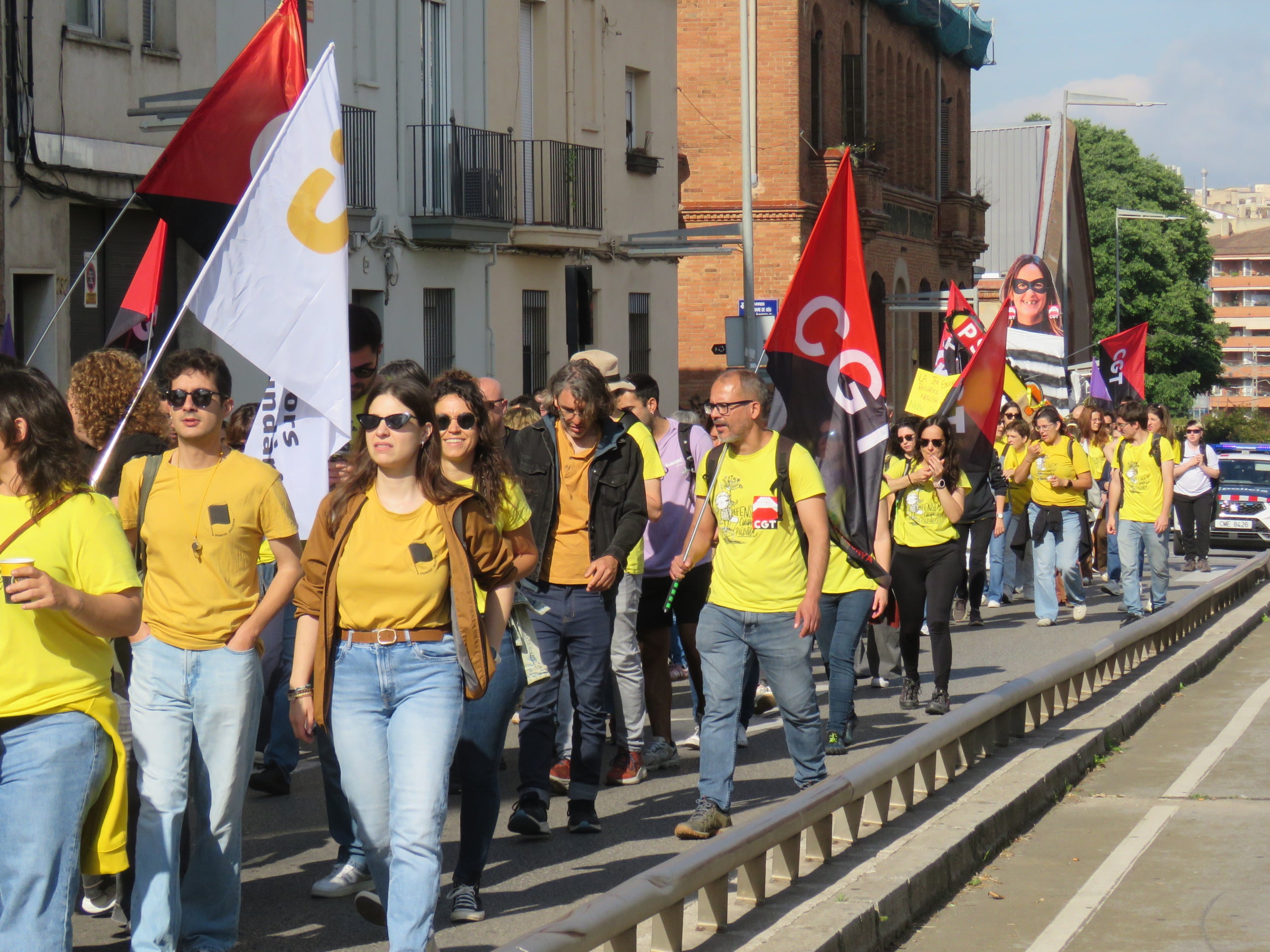 Centenars de docents s'han llençat aquest matí als carrers de Terrassa per unir-se a la vaga docent convocada arreu de Catalunya la setmana passada. Cada dia, la jornada de mobilitzacions es trasllada a un territori diferent del país i aquest dimarts ha arribat el torn del Vallès Occidental. Els mestres terrassencs s'han desplaçat des de l'estació d'autobusos fins a l'estació del Nord de Renfe, des d'on han agafat un tren cap a Sabadell per unir-se a la manifestació prevista a la plaça Espanya de la cocapital vallesana. Els docents catalans reclamen millores salarials, una reducció de les ràtios i més inversió. Aquest dimarts també està prevista una nova reunió dels sindicats amb Educació, després que la trobada del passat dijous acabés sense consens | Mireia Comas i Oriol Manrique