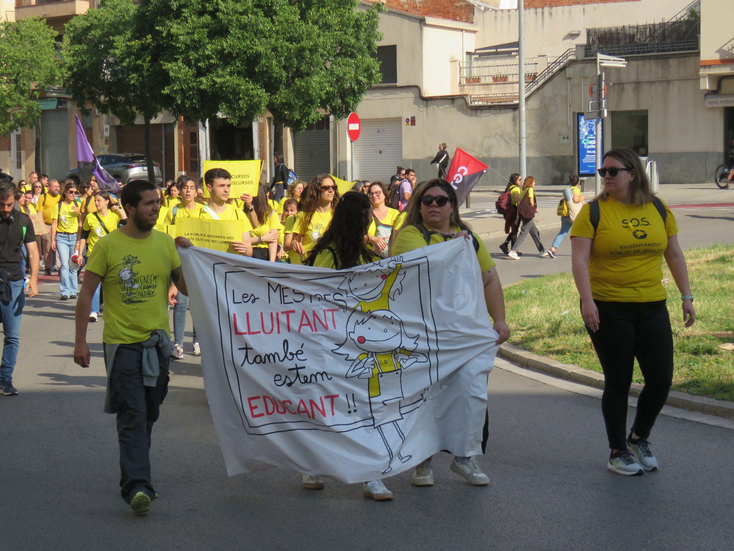 Centenars de docents s'han llençat aquest matí als carrers de Terrassa per unir-se a la vaga docent convocada arreu de Catalunya la setmana passada. Cada dia, la jornada de mobilitzacions es trasllada a un territori diferent del país i aquest dimarts ha arribat el torn del Vallès Occidental. Els mestres terrassencs s'han desplaçat des de l'estació d'autobusos fins a l'estació del Nord de Renfe, des d'on han agafat un tren cap a Sabadell per unir-se a la manifestació prevista a la plaça Espanya de la cocapital vallesana. Els docents catalans reclamen millores salarials, una reducció de les ràtios i més inversió. Aquest dimarts també està prevista una nova reunió dels sindicats amb Educació, després que la trobada del passat dijous acabés sense consens | Mireia Comas i Oriol Manrique