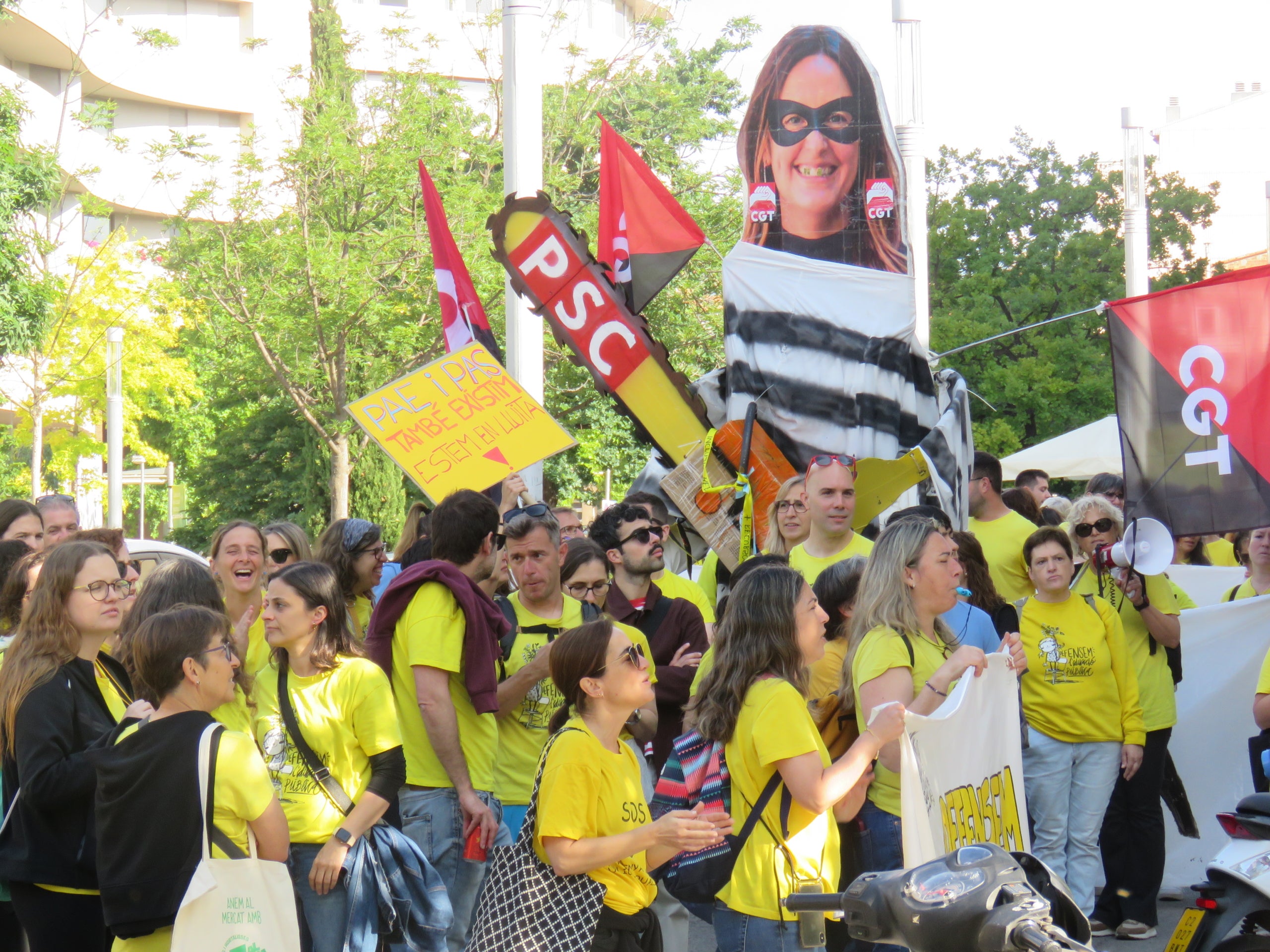 Centenars de docents s'han llençat aquest matí als carrers de Terrassa per unir-se a la vaga docent convocada arreu de Catalunya la setmana passada. Cada dia, la jornada de mobilitzacions es trasllada a un territori diferent del país i aquest dimarts ha arribat el torn del Vallès Occidental. Els mestres terrassencs s'han desplaçat des de l'estació d'autobusos fins a l'estació del Nord de Renfe, des d'on han agafat un tren cap a Sabadell per unir-se a la manifestació prevista a la plaça Espanya de la cocapital vallesana. Els docents catalans reclamen millores salarials, una reducció de les ràtios i més inversió. Aquest dimarts també està prevista una nova reunió dels sindicats amb Educació, després que la trobada del passat dijous acabés sense consens | Mireia Comas i Oriol Manrique