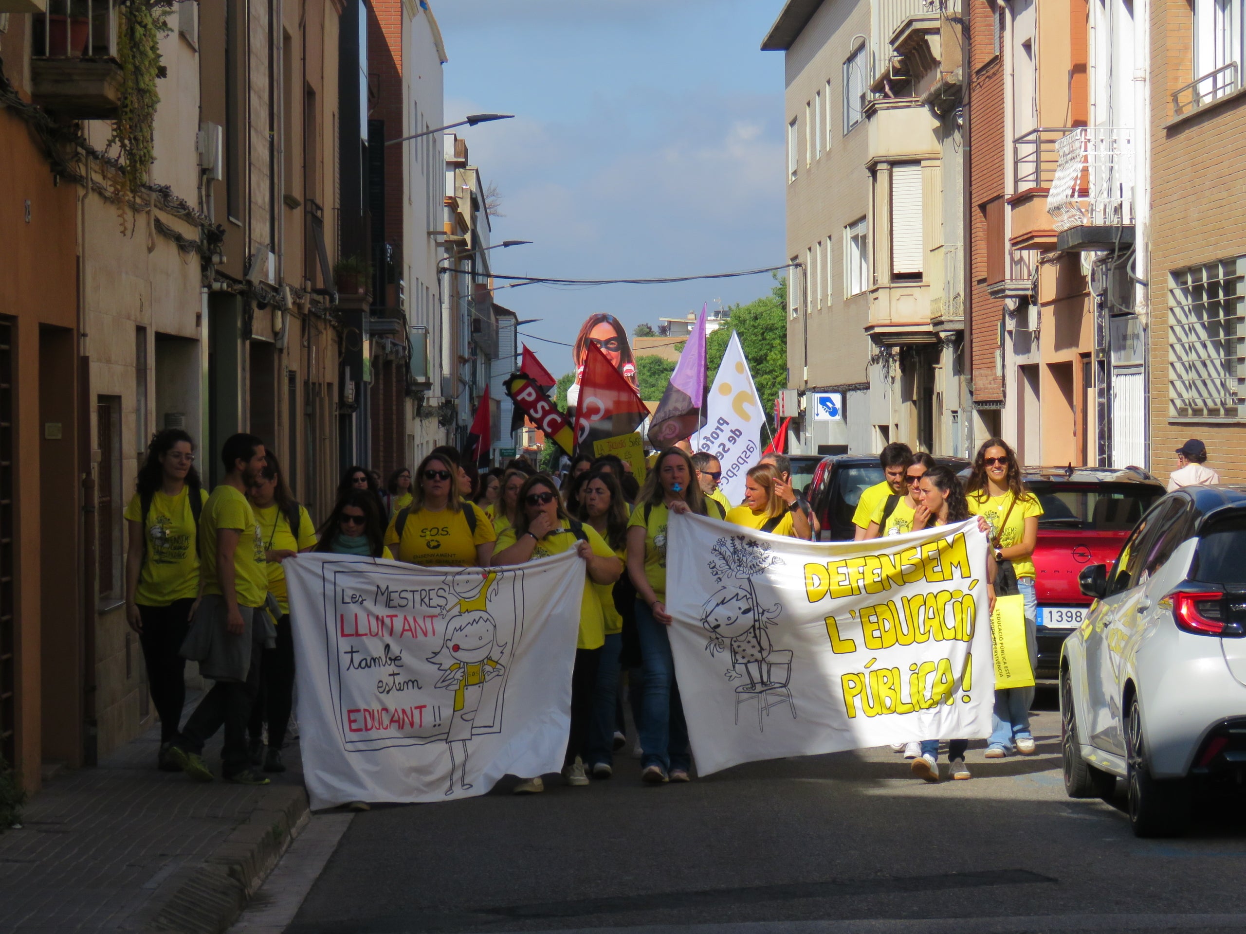 Centenars de docents s'han llençat aquest matí als carrers de Terrassa per unir-se a la vaga docent convocada arreu de Catalunya la setmana passada. Cada dia, la jornada de mobilitzacions es trasllada a un territori diferent del país i aquest dimarts ha arribat el torn del Vallès Occidental. Els mestres terrassencs s'han desplaçat des de l'estació d'autobusos fins a l'estació del Nord de Renfe, des d'on han agafat un tren cap a Sabadell per unir-se a la manifestació prevista a la plaça Espanya de la cocapital vallesana. Els docents catalans reclamen millores salarials, una reducció de les ràtios i més inversió. Aquest dimarts també està prevista una nova reunió dels sindicats amb Educació, després que la trobada del passat dijous acabés sense consens | Mireia Comas i Oriol Manrique