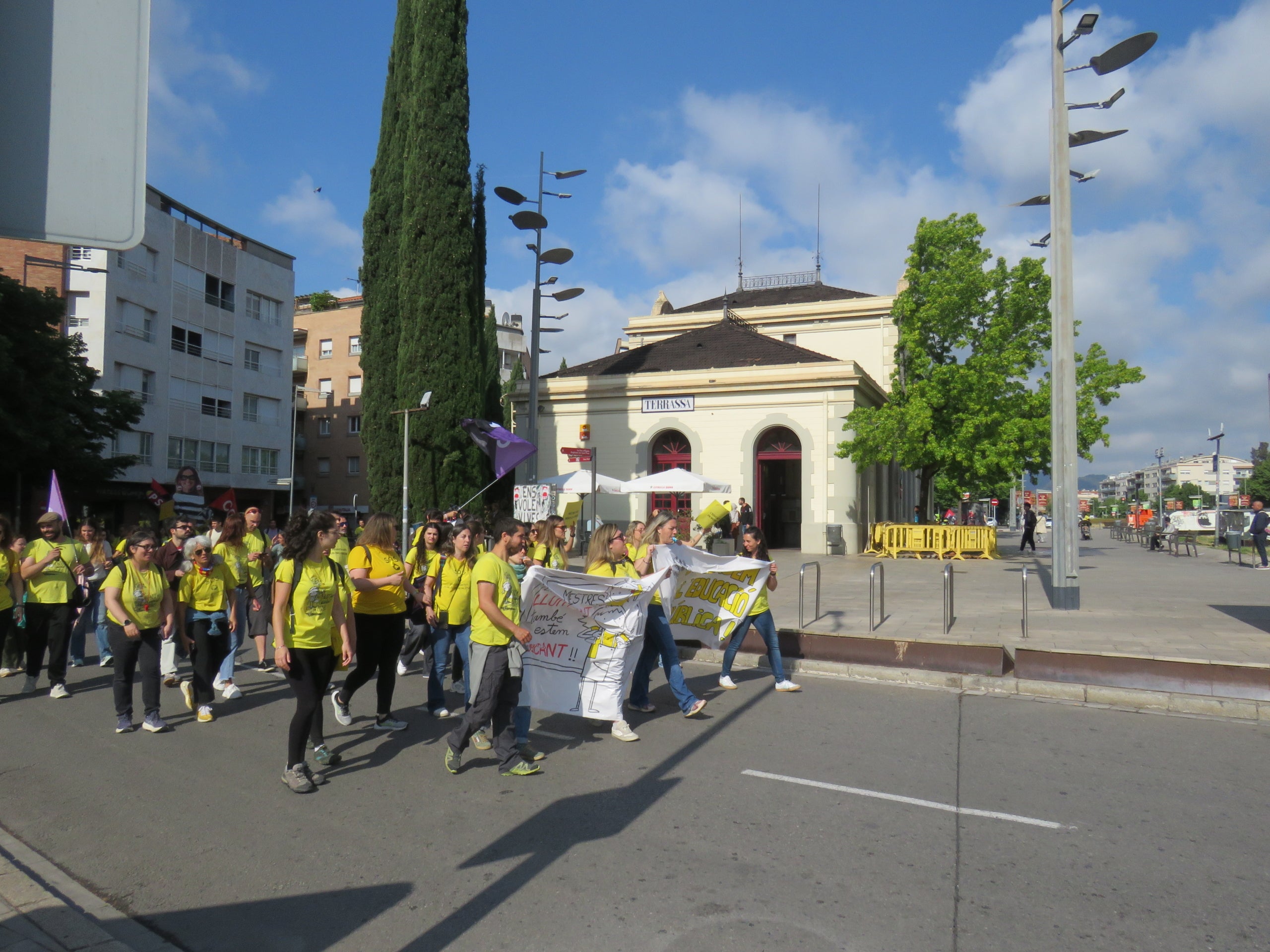 Centenars de docents s'han llençat aquest matí als carrers de Terrassa per unir-se a la vaga docent convocada arreu de Catalunya la setmana passada. Cada dia, la jornada de mobilitzacions es trasllada a un territori diferent del país i aquest dimarts ha arribat el torn del Vallès Occidental. Els mestres terrassencs s'han desplaçat des de l'estació d'autobusos fins a l'estació del Nord de Renfe, des d'on han agafat un tren cap a Sabadell per unir-se a la manifestació prevista a la plaça Espanya de la cocapital vallesana. Els docents catalans reclamen millores salarials, una reducció de les ràtios i més inversió. Aquest dimarts també està prevista una nova reunió dels sindicats amb Educació, després que la trobada del passat dijous acabés sense consens | Mireia Comas i Oriol Manrique