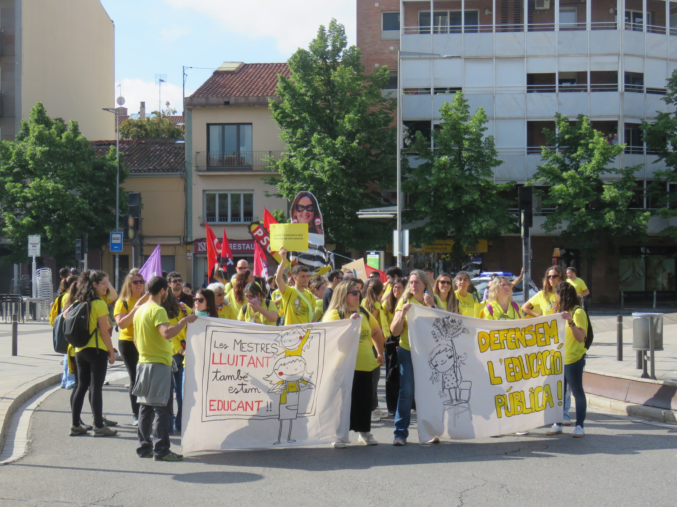 Centenars de docents s'han llençat aquest matí als carrers de Terrassa per unir-se a la vaga docent convocada arreu de Catalunya la setmana passada. Cada dia, la jornada de mobilitzacions es trasllada a un territori diferent del país i aquest dimarts ha arribat el torn del Vallès Occidental. Els mestres terrassencs s'han desplaçat des de l'estació d'autobusos fins a l'estació del Nord de Renfe, des d'on han agafat un tren cap a Sabadell per unir-se a la manifestació prevista a la plaça Espanya de la cocapital vallesana. Els docents catalans reclamen millores salarials, una reducció de les ràtios i més inversió. Aquest dimarts també està prevista una nova reunió dels sindicats amb Educació, després que la trobada del passat dijous acabés sense consens | Mireia Comas i Oriol Manrique