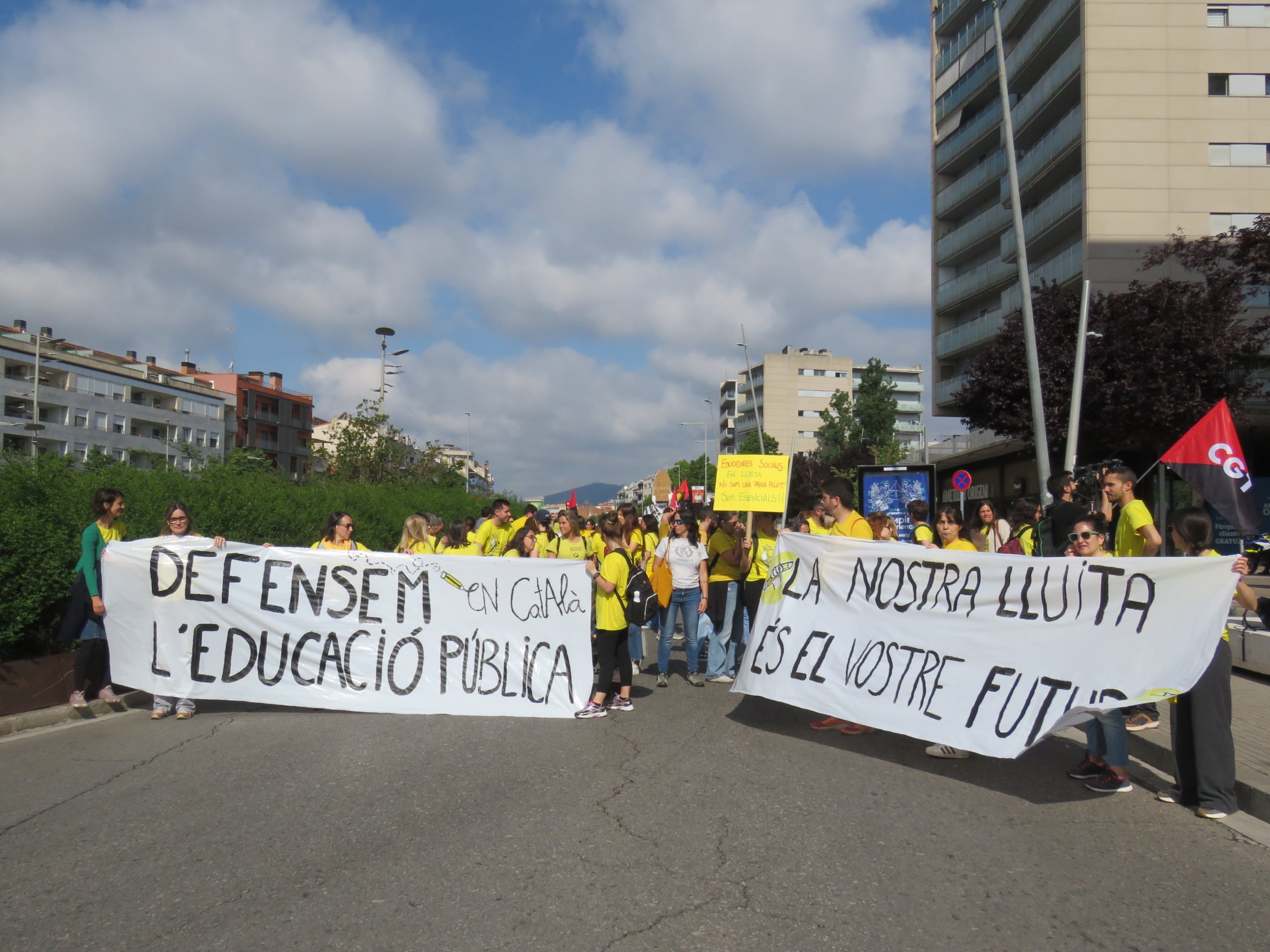 Centenars de docents s'han llençat aquest matí als carrers de Terrassa per unir-se a la vaga docent convocada arreu de Catalunya la setmana passada. Cada dia, la jornada de mobilitzacions es trasllada a un territori diferent del país i aquest dimarts ha arribat el torn del Vallès Occidental. Els mestres terrassencs s'han desplaçat des de l'estació d'autobusos fins a l'estació del Nord de Renfe, des d'on han agafat un tren cap a Sabadell per unir-se a la manifestació prevista a la plaça Espanya de la cocapital vallesana. Els docents catalans reclamen millores salarials, una reducció de les ràtios i més inversió. Aquest dimarts també està prevista una nova reunió dels sindicats amb Educació, després que la trobada del passat dijous acabés sense consens | Mireia Comas i Oriol Manrique