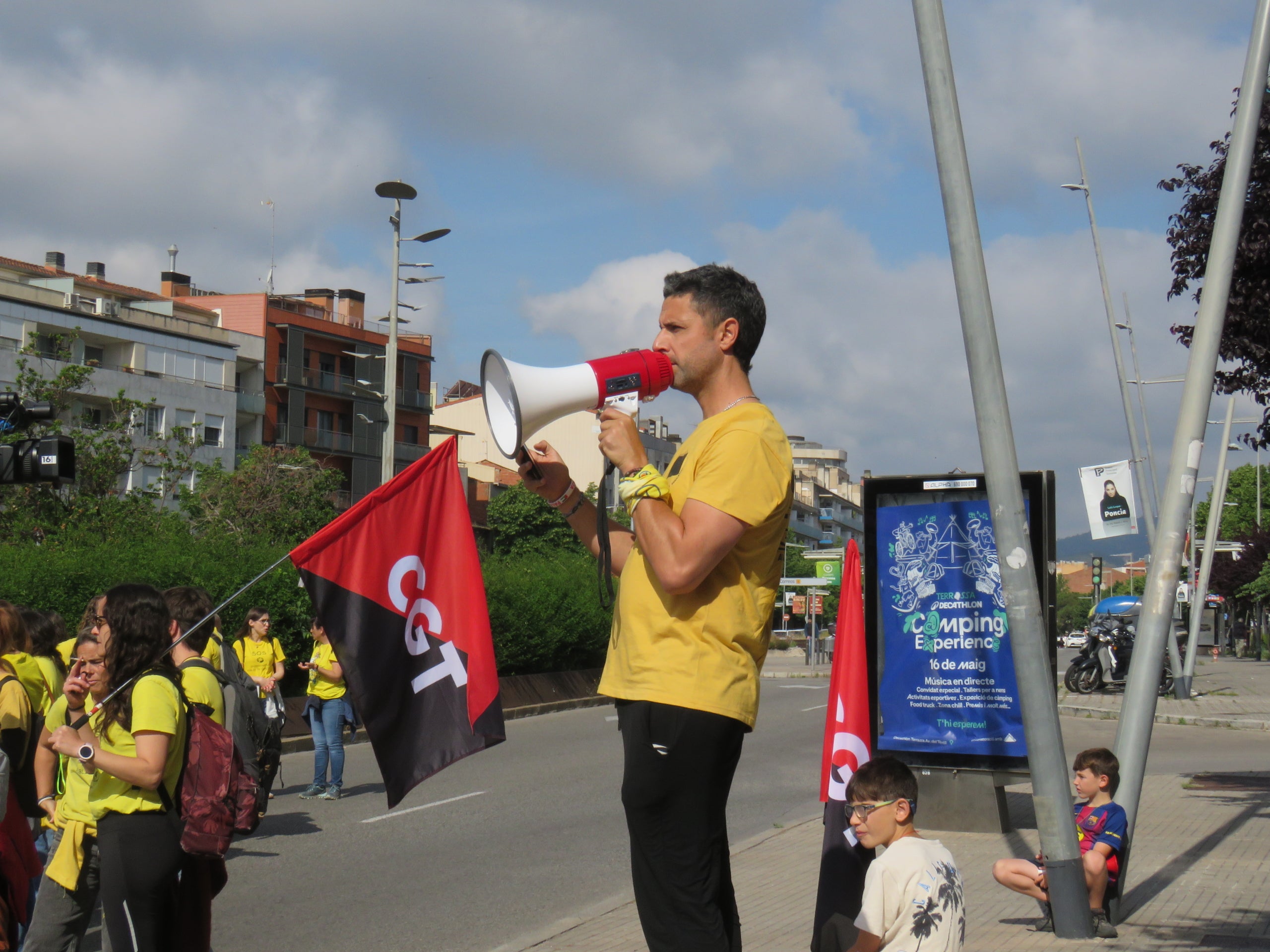 Centenars de docents s'han llençat aquest matí als carrers de Terrassa per unir-se a la vaga docent convocada arreu de Catalunya la setmana passada. Cada dia, la jornada de mobilitzacions es trasllada a un territori diferent del país i aquest dimarts ha arribat el torn del Vallès Occidental. Els mestres terrassencs s'han desplaçat des de l'estació d'autobusos fins a l'estació del Nord de Renfe, des d'on han agafat un tren cap a Sabadell per unir-se a la manifestació prevista a la plaça Espanya de la cocapital vallesana. Els docents catalans reclamen millores salarials, una reducció de les ràtios i més inversió. Aquest dimarts també està prevista una nova reunió dels sindicats amb Educació, després que la trobada del passat dijous acabés sense consens | Mireia Comas i Oriol Manrique