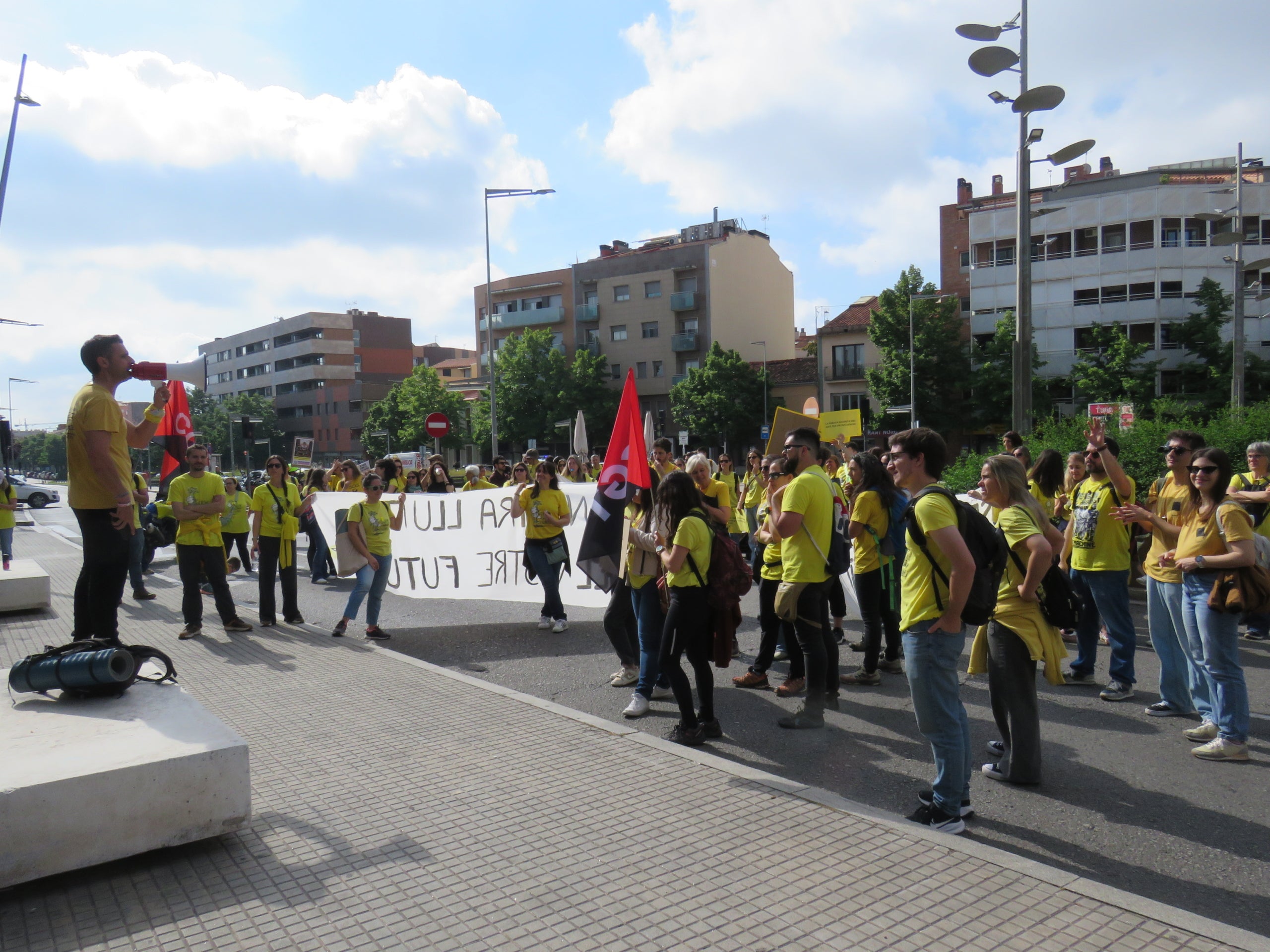 Centenars de docents s'han llençat aquest matí als carrers de Terrassa per unir-se a la vaga docent convocada arreu de Catalunya la setmana passada. Cada dia, la jornada de mobilitzacions es trasllada a un territori diferent del país i aquest dimarts ha arribat el torn del Vallès Occidental. Els mestres terrassencs s'han desplaçat des de l'estació d'autobusos fins a l'estació del Nord de Renfe, des d'on han agafat un tren cap a Sabadell per unir-se a la manifestació prevista a la plaça Espanya de la cocapital vallesana. Els docents catalans reclamen millores salarials, una reducció de les ràtios i més inversió. Aquest dimarts també està prevista una nova reunió dels sindicats amb Educació, després que la trobada del passat dijous acabés sense consens | Mireia Comas i Oriol Manrique