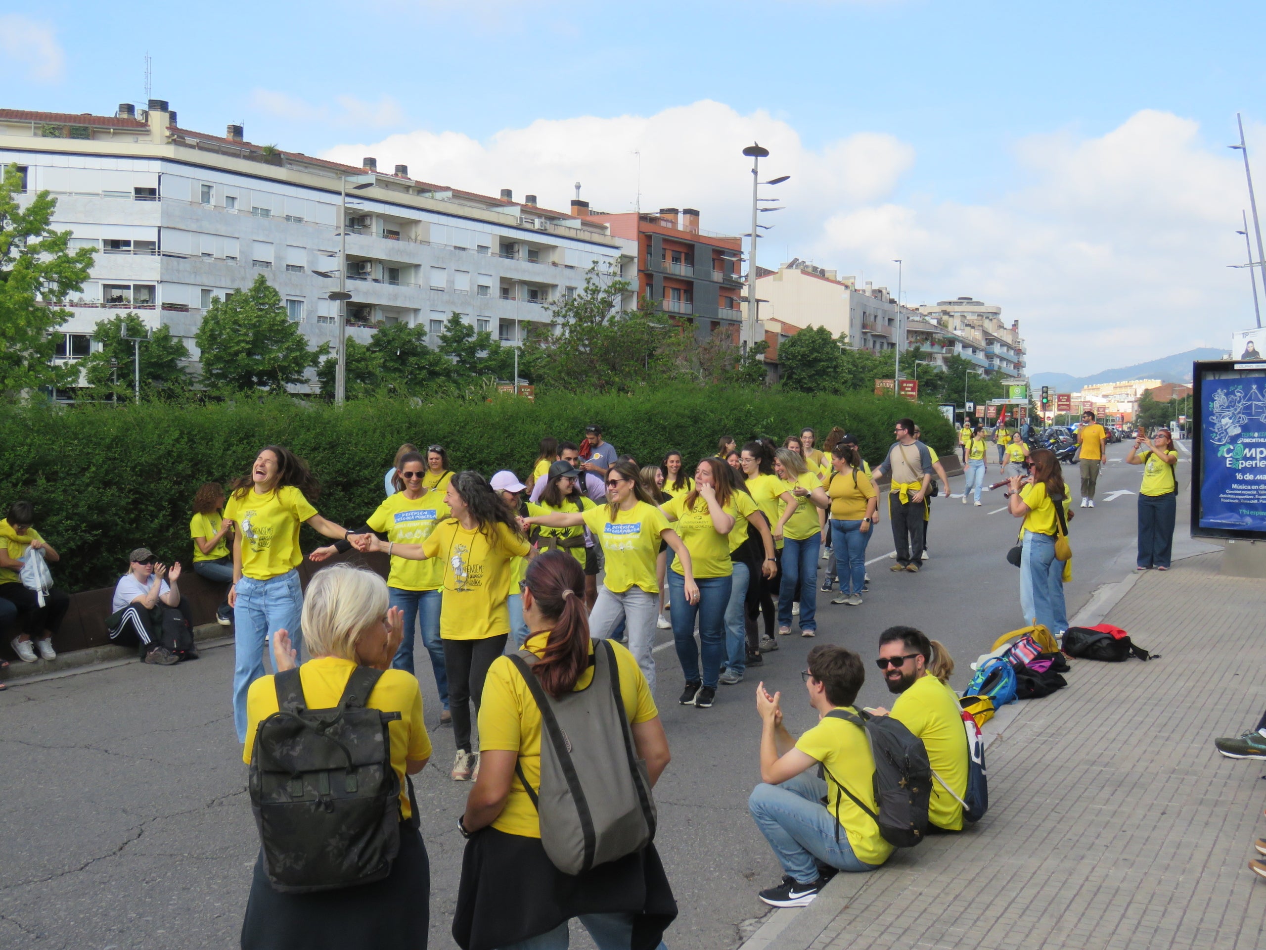 Centenars de docents s'han llençat aquest matí als carrers de Terrassa per unir-se a la vaga docent convocada arreu de Catalunya la setmana passada. Cada dia, la jornada de mobilitzacions es trasllada a un territori diferent del país i aquest dimarts ha arribat el torn del Vallès Occidental. Els mestres terrassencs s'han desplaçat des de l'estació d'autobusos fins a l'estació del Nord de Renfe, des d'on han agafat un tren cap a Sabadell per unir-se a la manifestació prevista a la plaça Espanya de la cocapital vallesana. Els docents catalans reclamen millores salarials, una reducció de les ràtios i més inversió. Aquest dimarts també està prevista una nova reunió dels sindicats amb Educació, després que la trobada del passat dijous acabés sense consens | Mireia Comas i Oriol Manrique