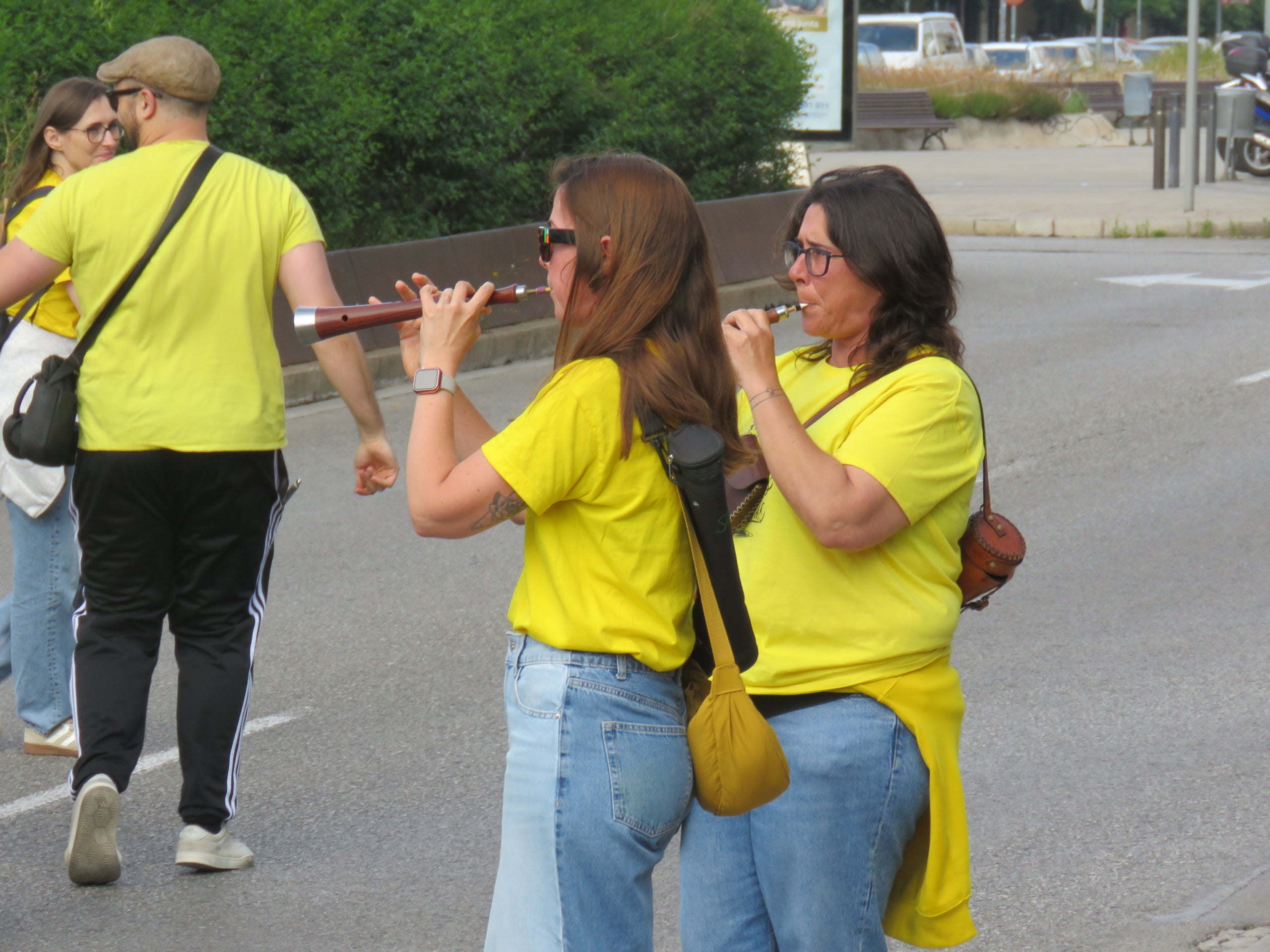 Centenars de docents s'han llençat aquest matí als carrers de Terrassa per unir-se a la vaga docent convocada arreu de Catalunya la setmana passada. Cada dia, la jornada de mobilitzacions es trasllada a un territori diferent del país i aquest dimarts ha arribat el torn del Vallès Occidental. Els mestres terrassencs s'han desplaçat des de l'estació d'autobusos fins a l'estació del Nord de Renfe, des d'on han agafat un tren cap a Sabadell per unir-se a la manifestació prevista a la plaça Espanya de la cocapital vallesana. Els docents catalans reclamen millores salarials, una reducció de les ràtios i més inversió. Aquest dimarts també està prevista una nova reunió dels sindicats amb Educació, després que la trobada del passat dijous acabés sense consens | Mireia Comas i Oriol Manrique