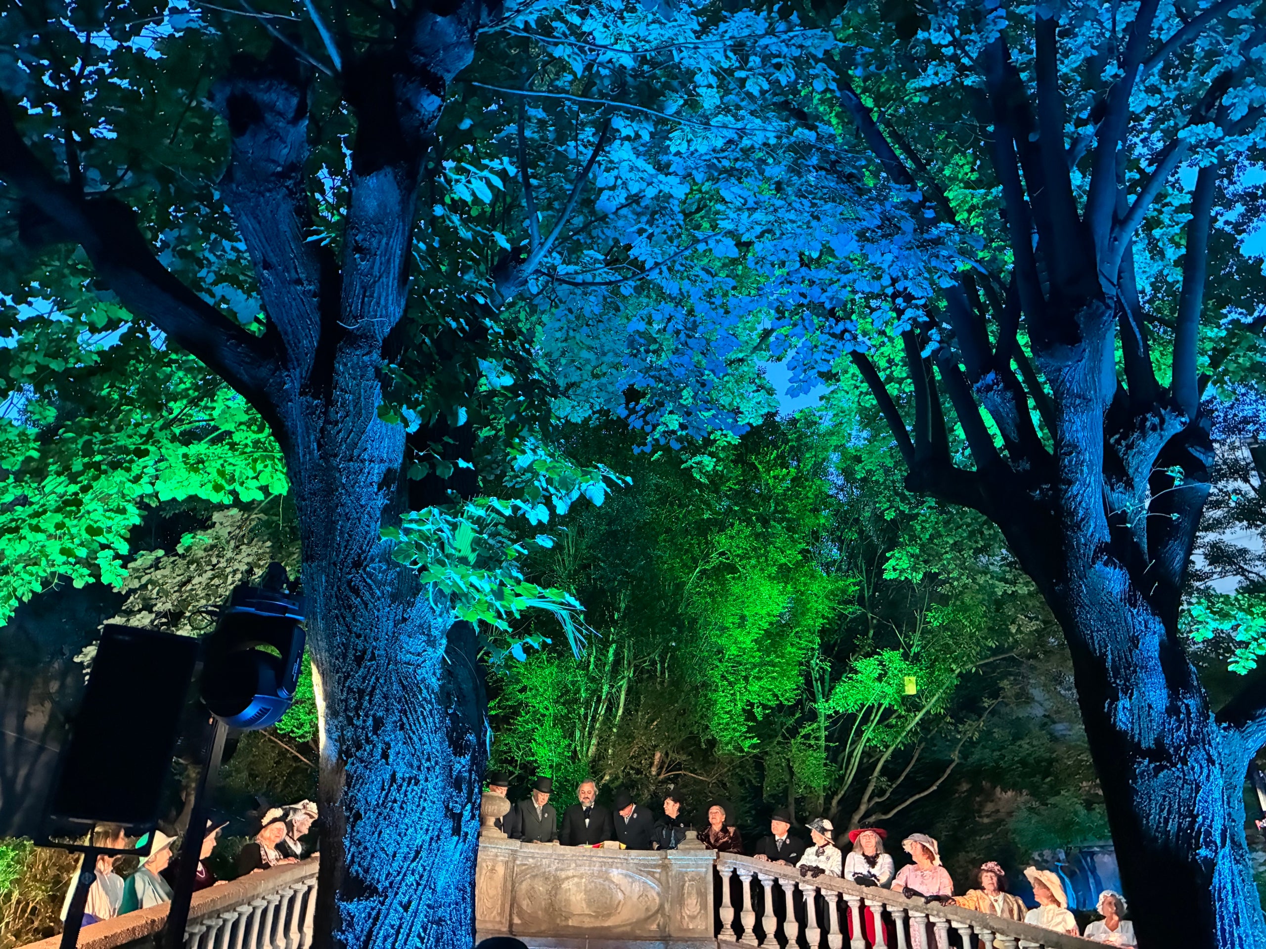 La XXIII Fira Modernista de Terrassa es va obrir aquest divendres al vespre als jardins de la Casa Alegre de Sagrera amb l'espectacle 'El somni d'una nit de primavera d'Alexandre de Riquer', recreant el primer Aplec de Sant Llorenç del 15 de maig del 1904, en què els cantaires de l’Escola Coral van retre homenatge al poeta Joan Maragall, acompanyat entre altres de l'artista Alexandre de Riquer, a qui aquest any està dedicada la fira. La recreació, a càrrec de l'associació Llum i Color del 900, va evocar natura i poesia, amb la interpretació del 'Cant als joves' de Maragall, i dansa i música al piano, en un final amb projeccions d'època sobre les parets de la casa vuitcentista | Vicenç Batalla