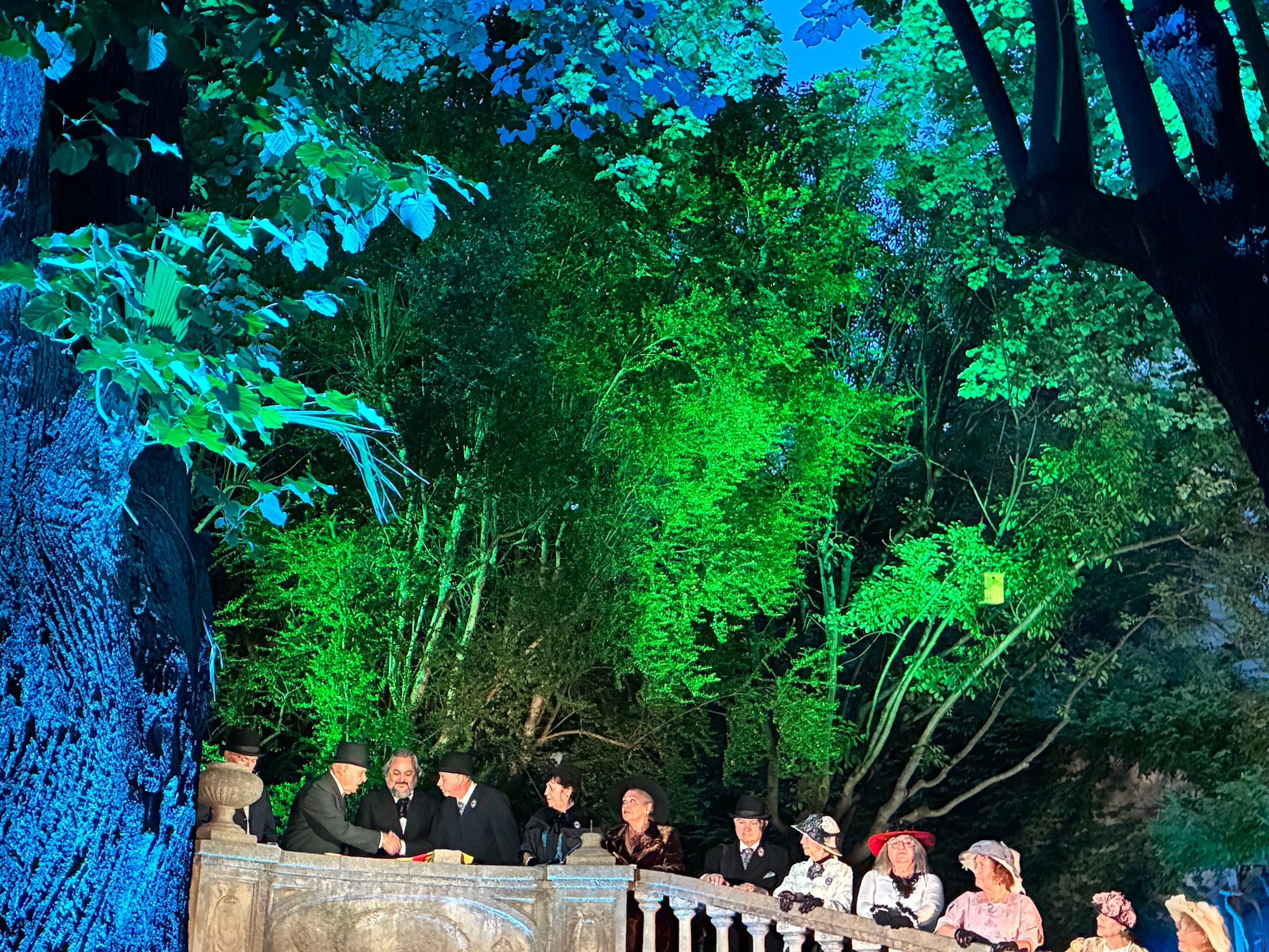 La XXIII Fira Modernista de Terrassa es va obrir aquest divendres al vespre als jardins de la Casa Alegre de Sagrera amb l'espectacle 'El somni d'una nit de primavera d'Alexandre de Riquer', recreant el primer Aplec de Sant Llorenç del 15 de maig del 1904, en què els cantaires de l’Escola Coral van retre homenatge al poeta Joan Maragall, acompanyat entre altres de l'artista Alexandre de Riquer, a qui aquest any està dedicada la fira. La recreació, a càrrec de l'associació Llum i Color del 900, va evocar natura i poesia, amb la interpretació del 'Cant als joves' de Maragall, i dansa i música al piano, en un final amb projeccions d'època sobre les parets de la casa vuitcentista | Vicenç Batalla