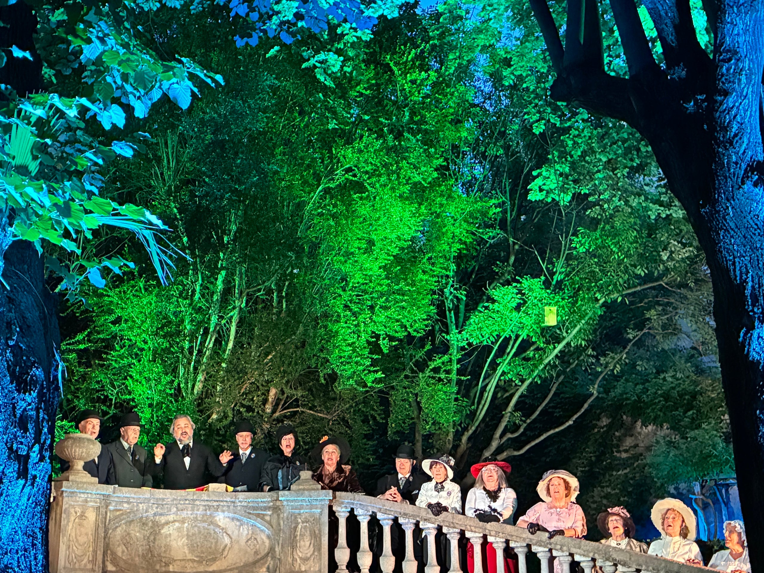 La XXIII Fira Modernista de Terrassa es va obrir aquest divendres al vespre als jardins de la Casa Alegre de Sagrera amb l'espectacle 'El somni d'una nit de primavera d'Alexandre de Riquer', recreant el primer Aplec de Sant Llorenç del 15 de maig del 1904, en què els cantaires de l’Escola Coral van retre homenatge al poeta Joan Maragall, acompanyat entre altres de l'artista Alexandre de Riquer, a qui aquest any està dedicada la fira. La recreació, a càrrec de l'associació Llum i Color del 900, va evocar natura i poesia, amb la interpretació del 'Cant als joves' de Maragall, i dansa i música al piano, en un final amb projeccions d'època sobre les parets de la casa vuitcentista | Vicenç Batalla