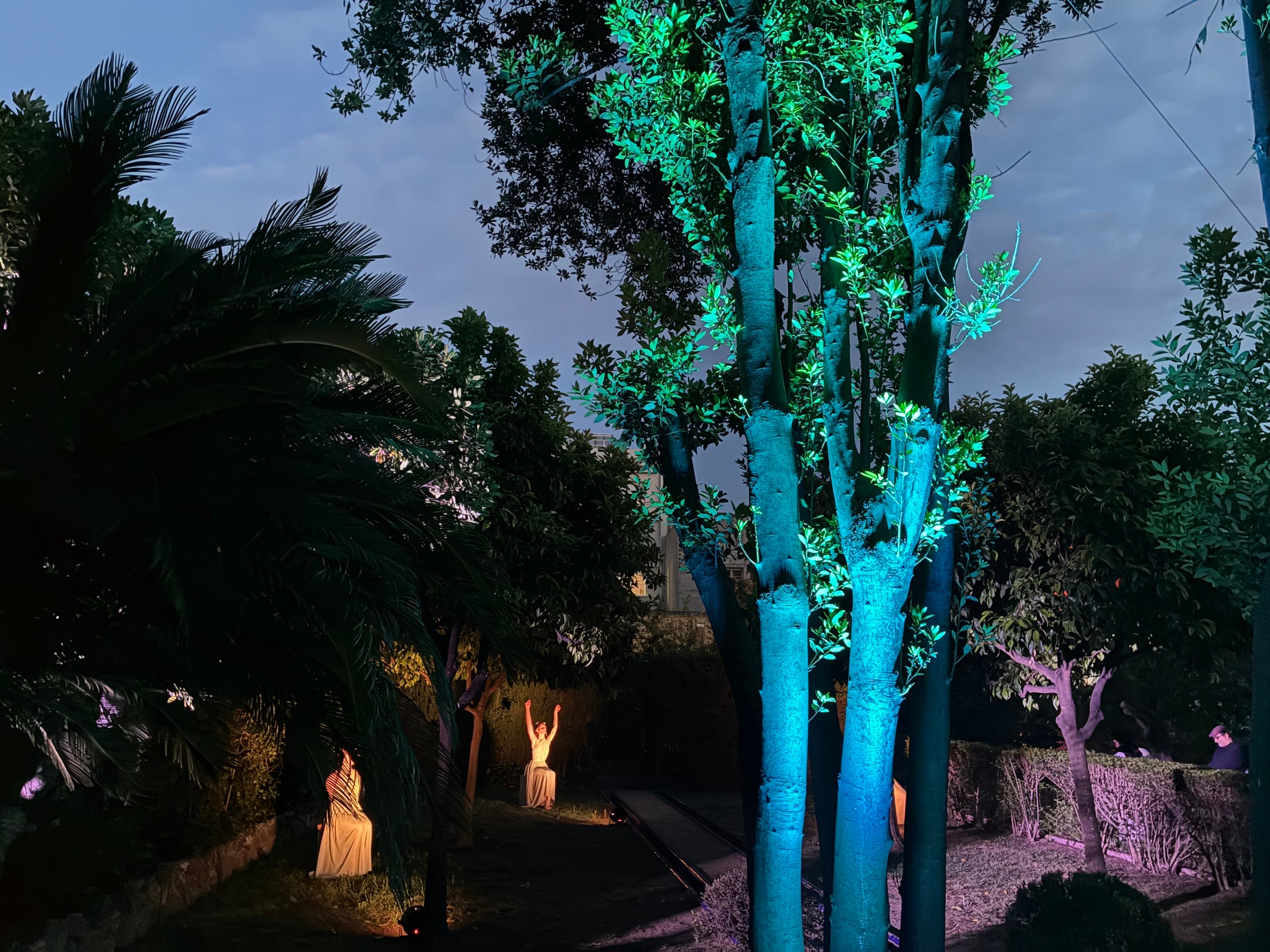 La XXIII Fira Modernista de Terrassa es va obrir aquest divendres al vespre als jardins de la Casa Alegre de Sagrera amb l'espectacle 'El somni d'una nit de primavera d'Alexandre de Riquer', recreant el primer Aplec de Sant Llorenç del 15 de maig del 1904, en què els cantaires de l’Escola Coral van retre homenatge al poeta Joan Maragall, acompanyat entre altres de l'artista Alexandre de Riquer, a qui aquest any està dedicada la fira. La recreació, a càrrec de l'associació Llum i Color del 900, va evocar natura i poesia, amb la interpretació del 'Cant als joves' de Maragall, i dansa i música al piano, en un final amb projeccions d'època sobre les parets de la casa vuitcentista | Vicenç Batalla