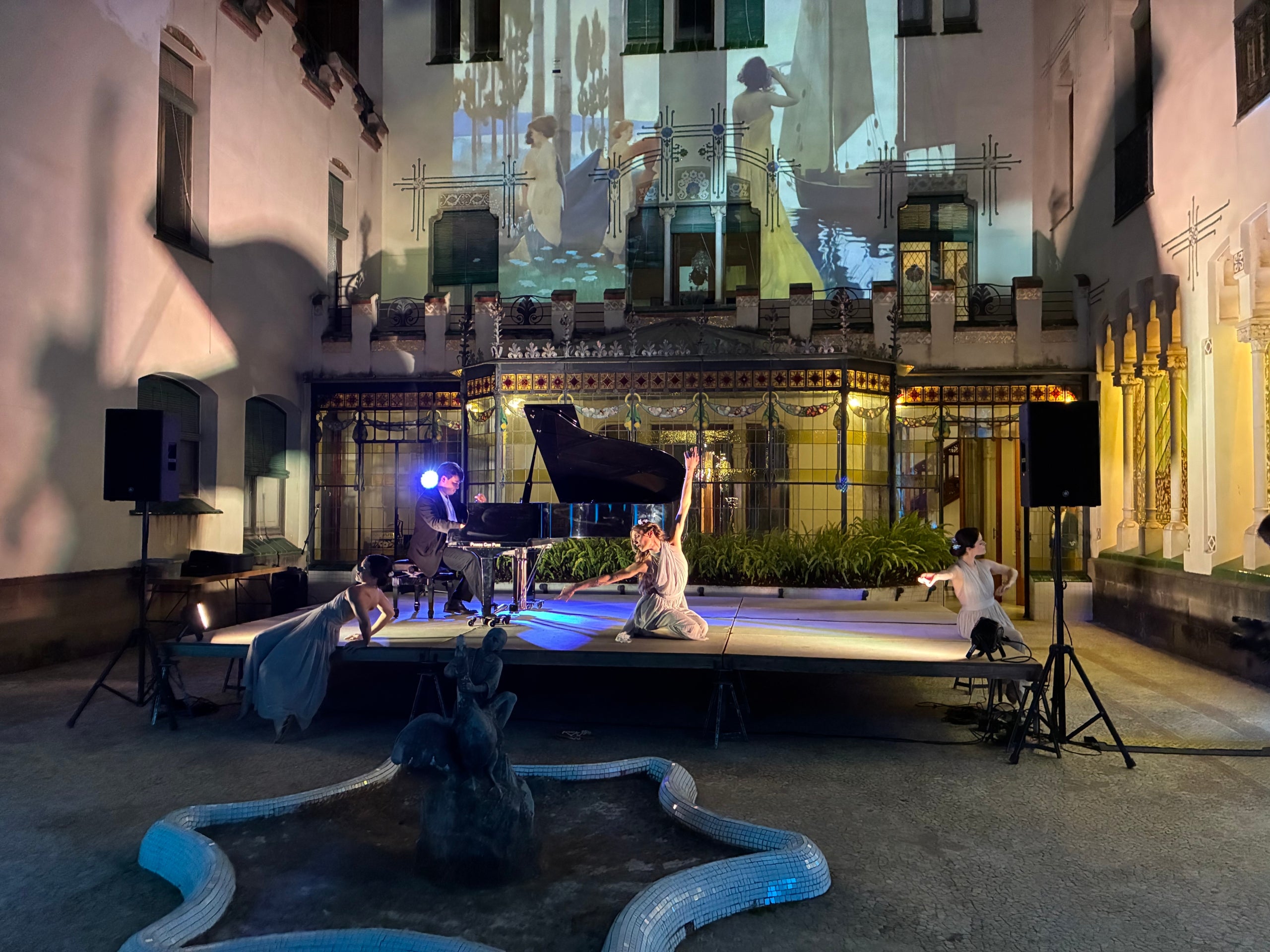 La XXIII Fira Modernista de Terrassa es va obrir aquest divendres al vespre als jardins de la Casa Alegre de Sagrera amb l'espectacle 'El somni d'una nit de primavera d'Alexandre de Riquer', recreant el primer Aplec de Sant Llorenç del 15 de maig del 1904, en què els cantaires de l’Escola Coral van retre homenatge al poeta Joan Maragall, acompanyat entre altres de l'artista Alexandre de Riquer, a qui aquest any està dedicada la fira. La recreació, a càrrec de l'associació Llum i Color del 900, va evocar natura i poesia, amb la interpretació del 'Cant als joves' de Maragall, i dansa i música al piano, en un final amb projeccions d'època sobre les parets de la casa vuitcentista | Vicenç Batalla