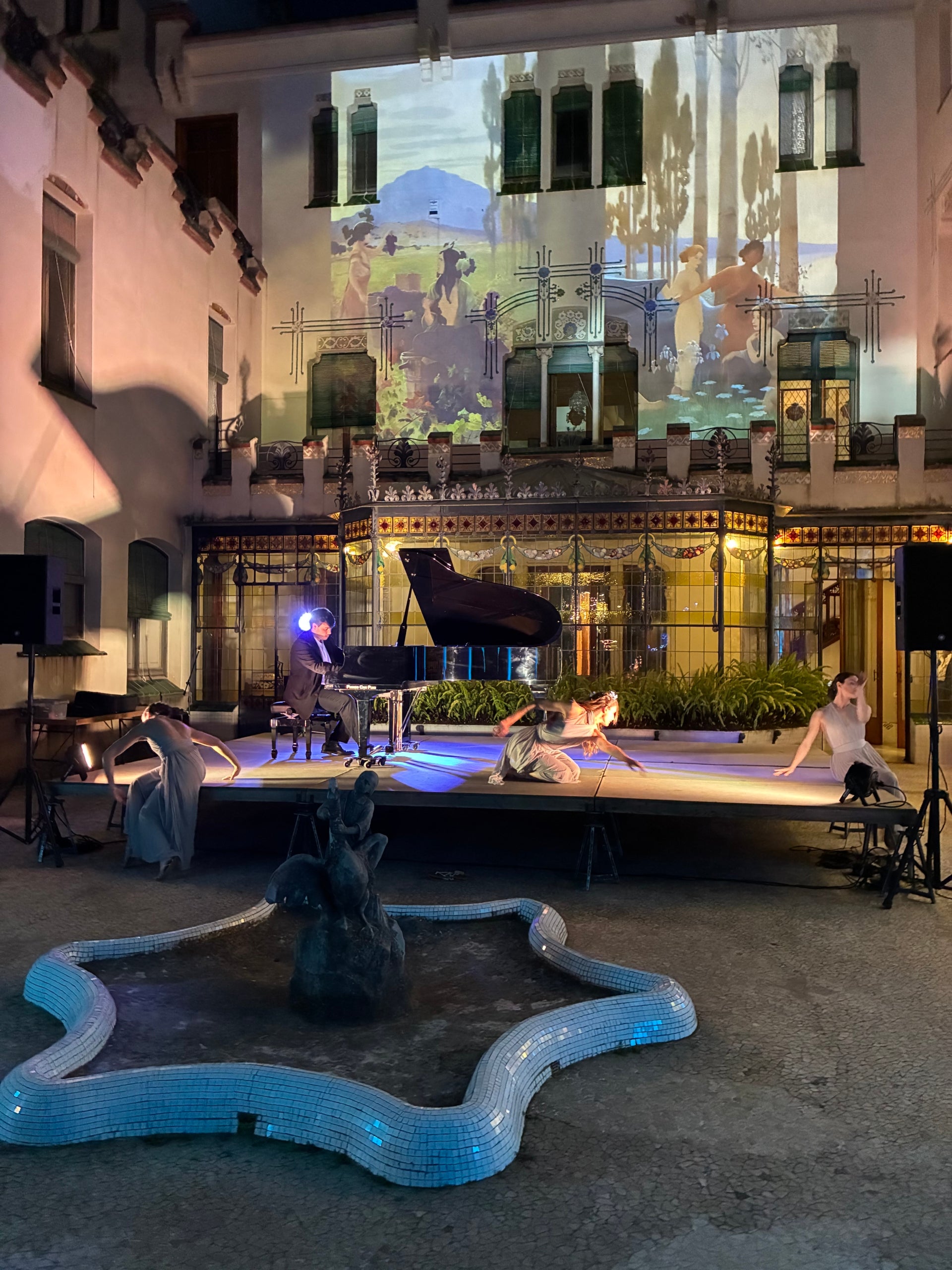 La XXIII Fira Modernista de Terrassa es va obrir aquest divendres al vespre als jardins de la Casa Alegre de Sagrera amb l'espectacle 'El somni d'una nit de primavera d'Alexandre de Riquer', recreant el primer Aplec de Sant Llorenç del 15 de maig del 1904, en què els cantaires de l’Escola Coral van retre homenatge al poeta Joan Maragall, acompanyat entre altres de l'artista Alexandre de Riquer, a qui aquest any està dedicada la fira. La recreació, a càrrec de l'associació Llum i Color del 900, va evocar natura i poesia, amb la interpretació del 'Cant als joves' de Maragall, i dansa i música al piano, en un final amb projeccions d'època sobre les parets de la casa vuitcentista | Vicenç Batalla