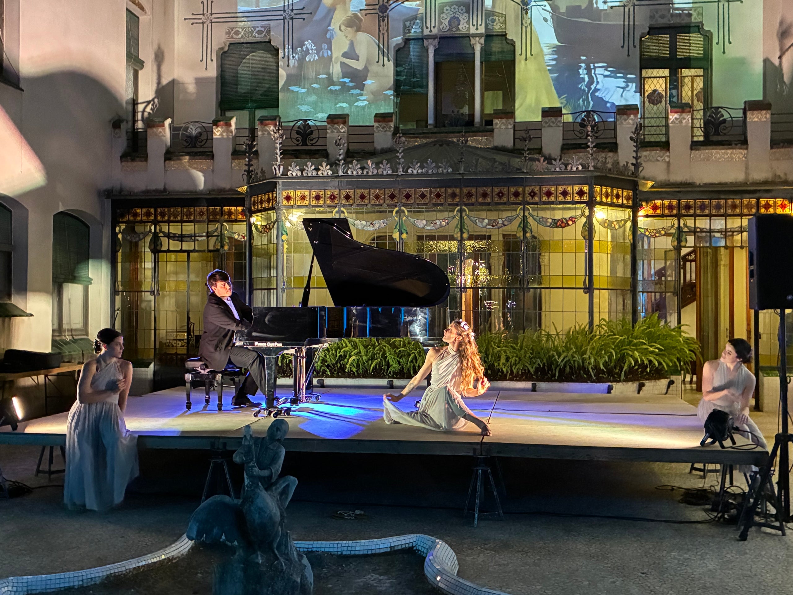 La XXIII Fira Modernista de Terrassa es va obrir aquest divendres al vespre als jardins de la Casa Alegre de Sagrera amb l'espectacle 'El somni d'una nit de primavera d'Alexandre de Riquer', recreant el primer Aplec de Sant Llorenç del 15 de maig del 1904, en què els cantaires de l’Escola Coral van retre homenatge al poeta Joan Maragall, acompanyat entre altres de l'artista Alexandre de Riquer, a qui aquest any està dedicada la fira. La recreació, a càrrec de l'associació Llum i Color del 900, va evocar natura i poesia, amb la interpretació del 'Cant als joves' de Maragall, i dansa i música al piano, en un final amb projeccions d'època sobre les parets de la casa vuitcentista | Vicenç Batalla