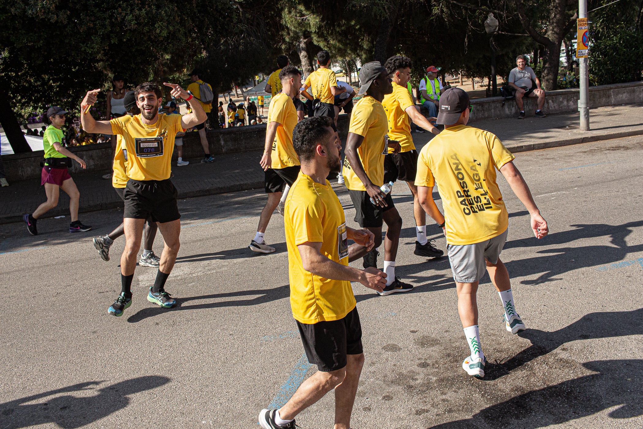 Uns 550 corredors han participat aquest dissabte, dia 23 de maig, en la primera Cursa Antiracista de Terrassa. Èxit absolut de la primera edició d’un esdeveniment esportiu no competitiu que busca visibilitzar la diversitat ciutadana i fomentar la convivència i cohesió social. Els organitzadors han repartit 504 dorsals d’adults i una quarantena d’infants, però també hi ha hagut molta gent que s’hi ha apuntat a última hora sense haver-se inscrit. L’inici i sortida ha estat des de la plaça de Catalunya, on al finalitzar s’ha llegit el manifest i s’ha pogut gaudir d’un vermut i dinar popular.