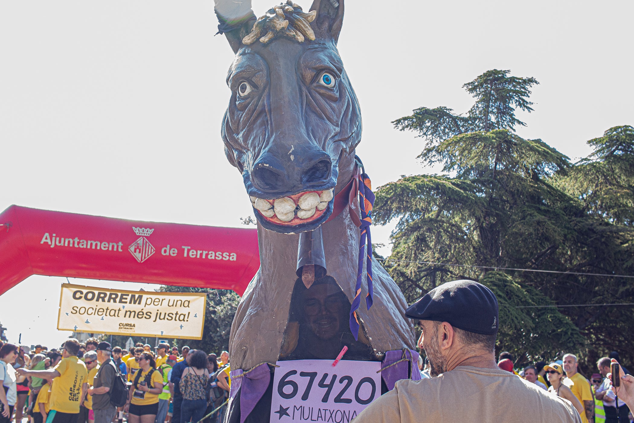 Uns 550 corredors han participat aquest dissabte, dia 23 de maig, en la primera Cursa Antiracista de Terrassa. Èxit absolut de la primera edició d’un esdeveniment esportiu no competitiu que busca visibilitzar la diversitat ciutadana i fomentar la convivència i cohesió social. Els organitzadors han repartit 504 dorsals d’adults i una quarantena d’infants, però també hi ha hagut molta gent que s’hi ha apuntat a última hora sense haver-se inscrit. L’inici i sortida ha estat des de la plaça de Catalunya, on al finalitzar s’ha llegit el manifest i s’ha pogut gaudir d’un vermut i dinar popular.