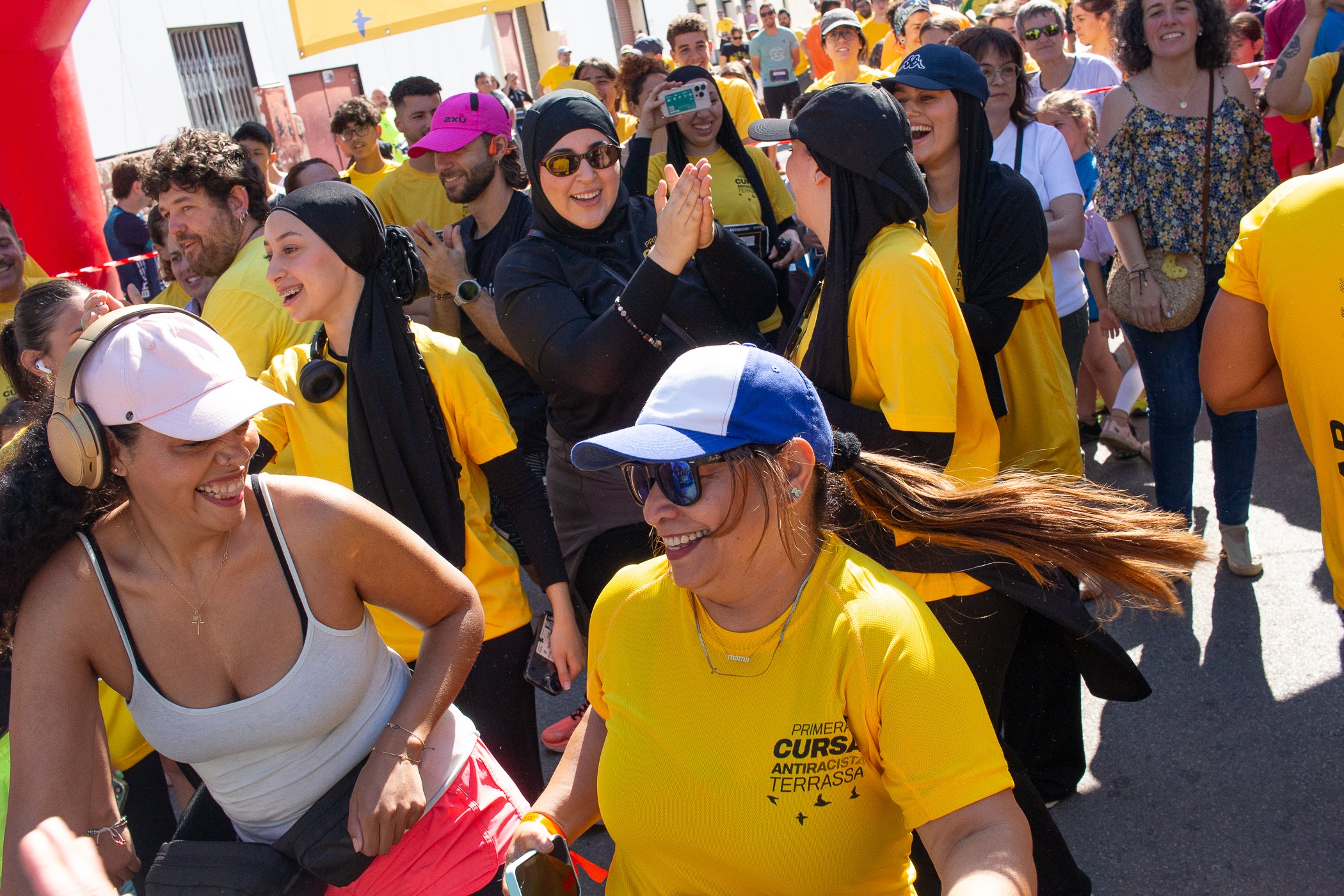 Uns 550 corredors han participat aquest dissabte, dia 23 de maig, en la primera Cursa Antiracista de Terrassa. Èxit absolut de la primera edició d’un esdeveniment esportiu no competitiu que busca visibilitzar la diversitat ciutadana i fomentar la convivència i cohesió social. Els organitzadors han repartit 504 dorsals d’adults i una quarantena d’infants, però també hi ha hagut molta gent que s’hi ha apuntat a última hora sense haver-se inscrit. L’inici i sortida ha estat des de la plaça de Catalunya, on al finalitzar s’ha llegit el manifest i s’ha pogut gaudir d’un vermut i dinar popular.