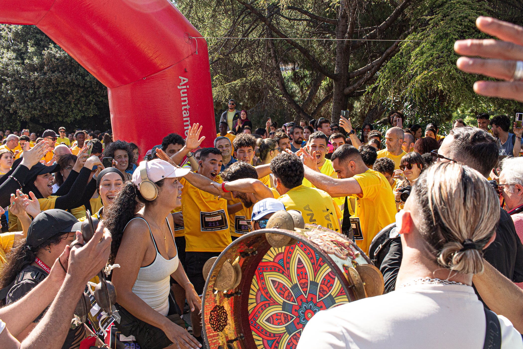 Uns 550 corredors han participat aquest dissabte, dia 23 de maig, en la primera Cursa Antiracista de Terrassa. Èxit absolut de la primera edició d’un esdeveniment esportiu no competitiu que busca visibilitzar la diversitat ciutadana i fomentar la convivència i cohesió social. Els organitzadors han repartit 504 dorsals d’adults i una quarantena d’infants, però també hi ha hagut molta gent que s’hi ha apuntat a última hora sense haver-se inscrit. L’inici i sortida ha estat des de la plaça de Catalunya, on al finalitzar s’ha llegit el manifest i s’ha pogut gaudir d’un vermut i dinar popular.
