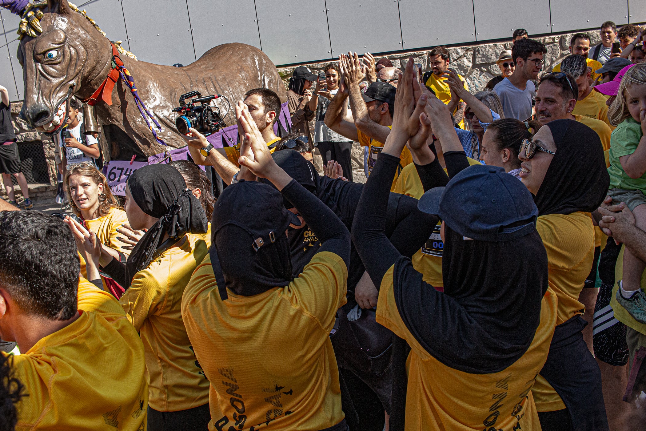 Uns 550 corredors han participat aquest dissabte, dia 23 de maig, en la primera Cursa Antiracista de Terrassa. Èxit absolut de la primera edició d’un esdeveniment esportiu no competitiu que busca visibilitzar la diversitat ciutadana i fomentar la convivència i cohesió social. Els organitzadors han repartit 504 dorsals d’adults i una quarantena d’infants, però també hi ha hagut molta gent que s’hi ha apuntat a última hora sense haver-se inscrit. L’inici i sortida ha estat des de la plaça de Catalunya, on al finalitzar s’ha llegit el manifest i s’ha pogut gaudir d’un vermut i dinar popular.