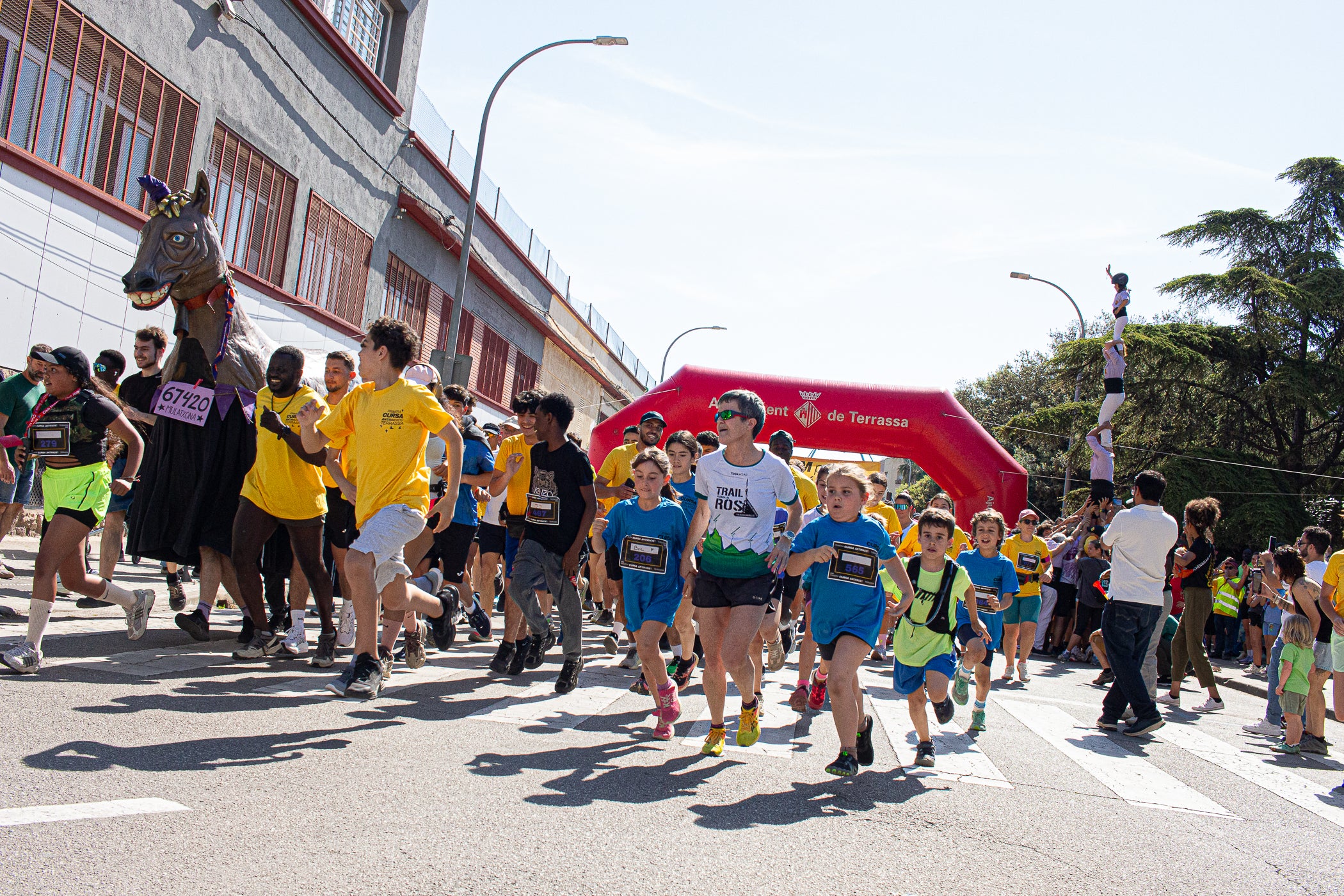 Uns 550 corredors han participat aquest dissabte, dia 23 de maig, en la primera Cursa Antiracista de Terrassa. Èxit absolut de la primera edició d’un esdeveniment esportiu no competitiu que busca visibilitzar la diversitat ciutadana i fomentar la convivència i cohesió social. Els organitzadors han repartit 504 dorsals d’adults i una quarantena d’infants, però també hi ha hagut molta gent que s’hi ha apuntat a última hora sense haver-se inscrit. L’inici i sortida ha estat des de la plaça de Catalunya, on al finalitzar s’ha llegit el manifest i s’ha pogut gaudir d’un vermut i dinar popular.