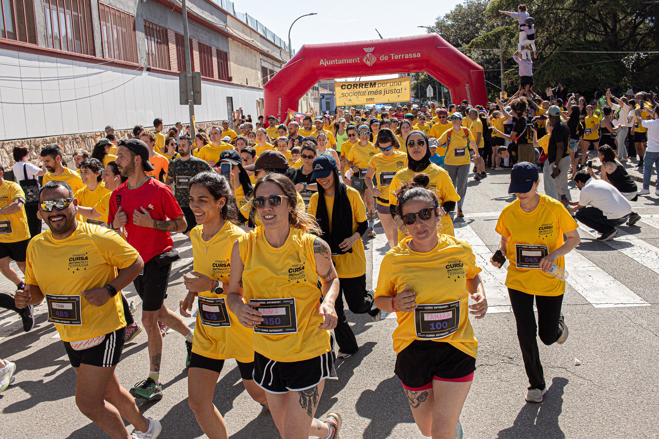 Uns 550 corredors han participat aquest dissabte, dia 23 de maig, en la primera Cursa Antiracista de Terrassa. Èxit absolut de la primera edició d’un esdeveniment esportiu no competitiu que busca visibilitzar la diversitat ciutadana i fomentar la convivència i cohesió social. Els organitzadors han repartit 504 dorsals d’adults i una quarantena d’infants, però també hi ha hagut molta gent que s’hi ha apuntat a última hora sense haver-se inscrit. L’inici i sortida ha estat des de la plaça de Catalunya, on al finalitzar s’ha llegit el manifest i s’ha pogut gaudir d’un vermut i dinar popular.
