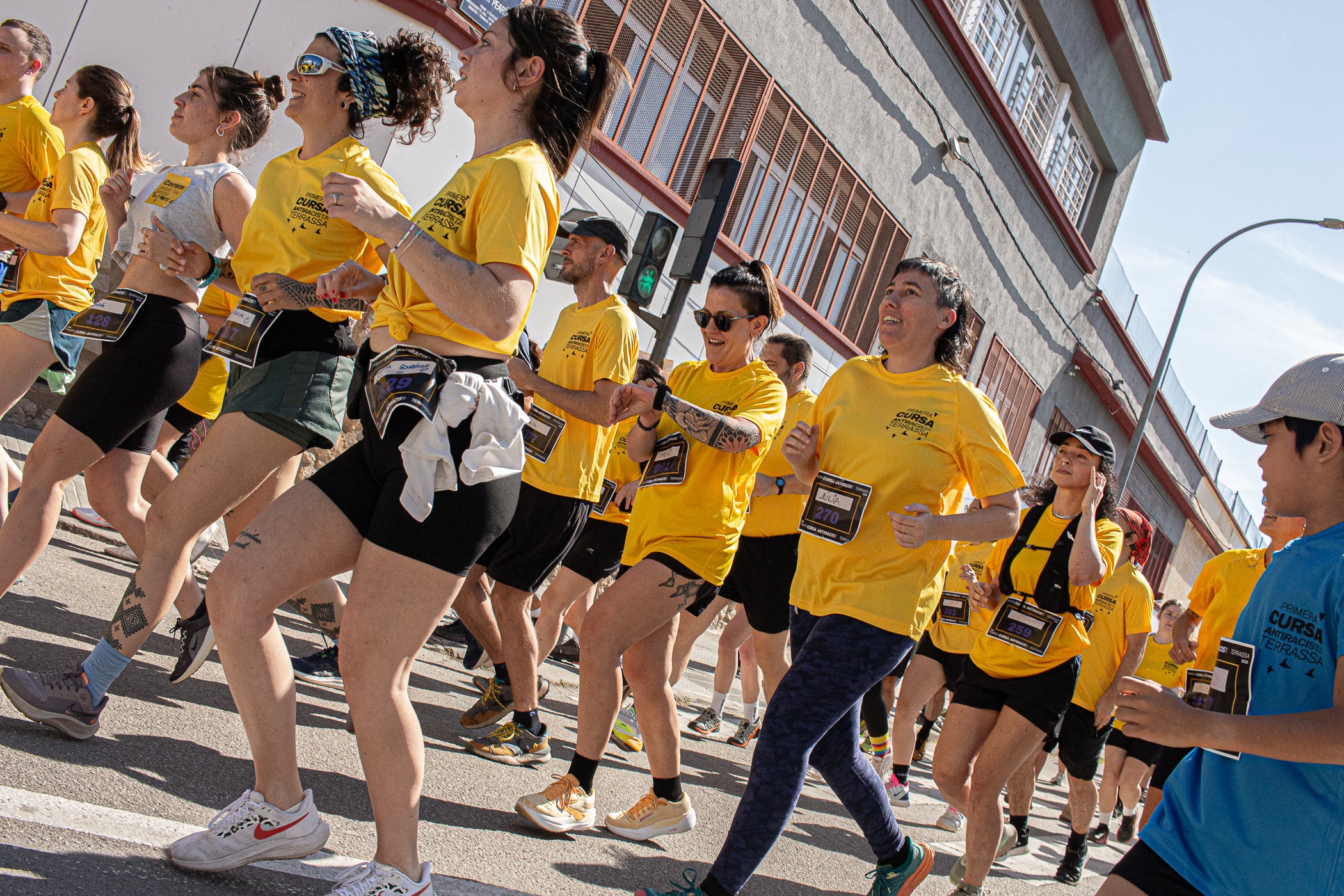 Uns 550 corredors han participat aquest dissabte, dia 23 de maig, en la primera Cursa Antiracista de Terrassa. Èxit absolut de la primera edició d’un esdeveniment esportiu no competitiu que busca visibilitzar la diversitat ciutadana i fomentar la convivència i cohesió social. Els organitzadors han repartit 504 dorsals d’adults i una quarantena d’infants, però també hi ha hagut molta gent que s’hi ha apuntat a última hora sense haver-se inscrit. L’inici i sortida ha estat des de la plaça de Catalunya, on al finalitzar s’ha llegit el manifest i s’ha pogut gaudir d’un vermut i dinar popular.