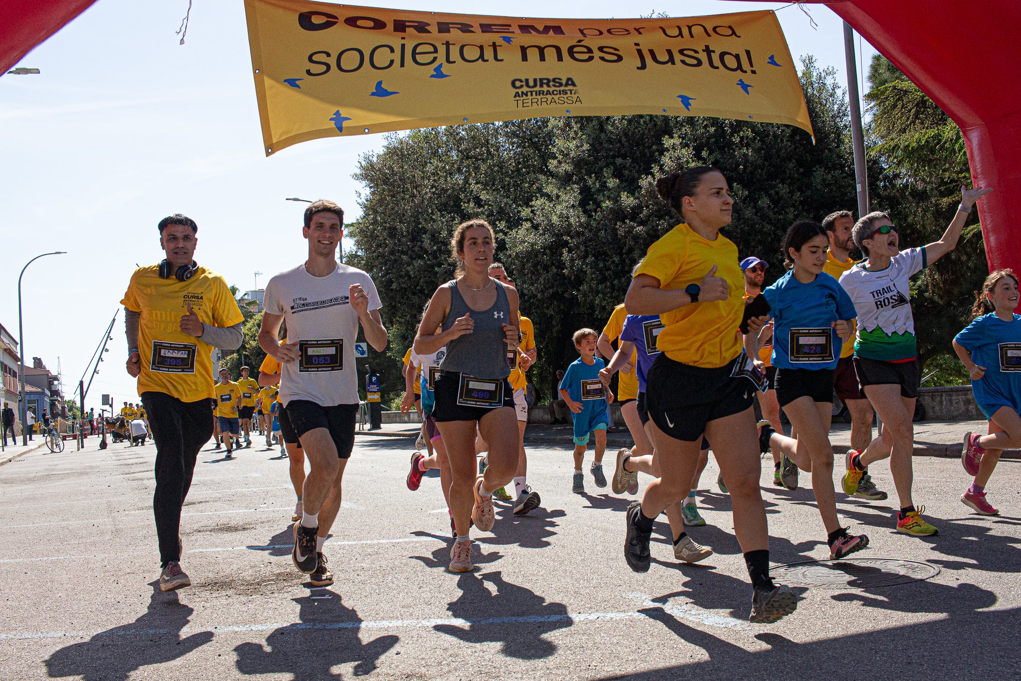 Uns 550 corredors han participat aquest dissabte, dia 23 de maig, en la primera Cursa Antiracista de Terrassa. Èxit absolut de la primera edició d’un esdeveniment esportiu no competitiu que busca visibilitzar la diversitat ciutadana i fomentar la convivència i cohesió social. Els organitzadors han repartit 504 dorsals d’adults i una quarantena d’infants, però també hi ha hagut molta gent que s’hi ha apuntat a última hora sense haver-se inscrit. L’inici i sortida ha estat des de la plaça de Catalunya, on al finalitzar s’ha llegit el manifest i s’ha pogut gaudir d’un vermut i dinar popular.