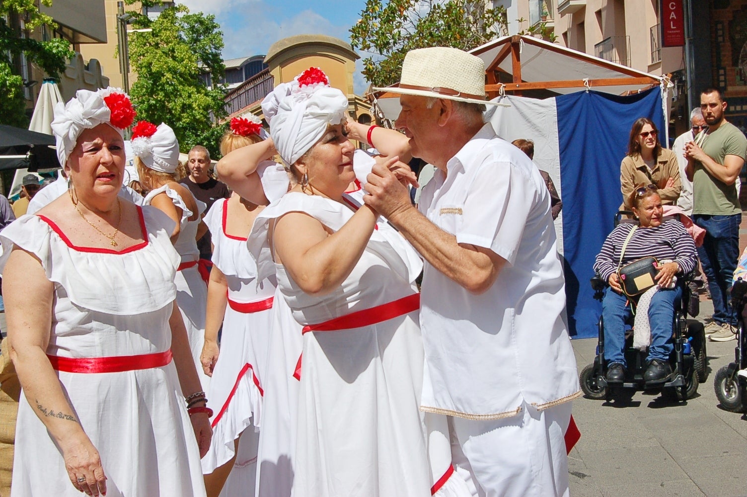 Trobada d’Indians Cubans a Terrassa, de la mà d’en Carles Salsa. Un espectacle que va transportar als ritmes de l’illa de Cuba. En aquest context històric van néixer les primeres havaneres, amb molta influència catalana mesclades amb sons criolls i africans. Fins i tot alguns compositors internacionals de gran renom van prestar homenatge a aquest gènere i a la seva tradició catalana com Maurice Ravel i Georges Bizet, entre d’altres. 