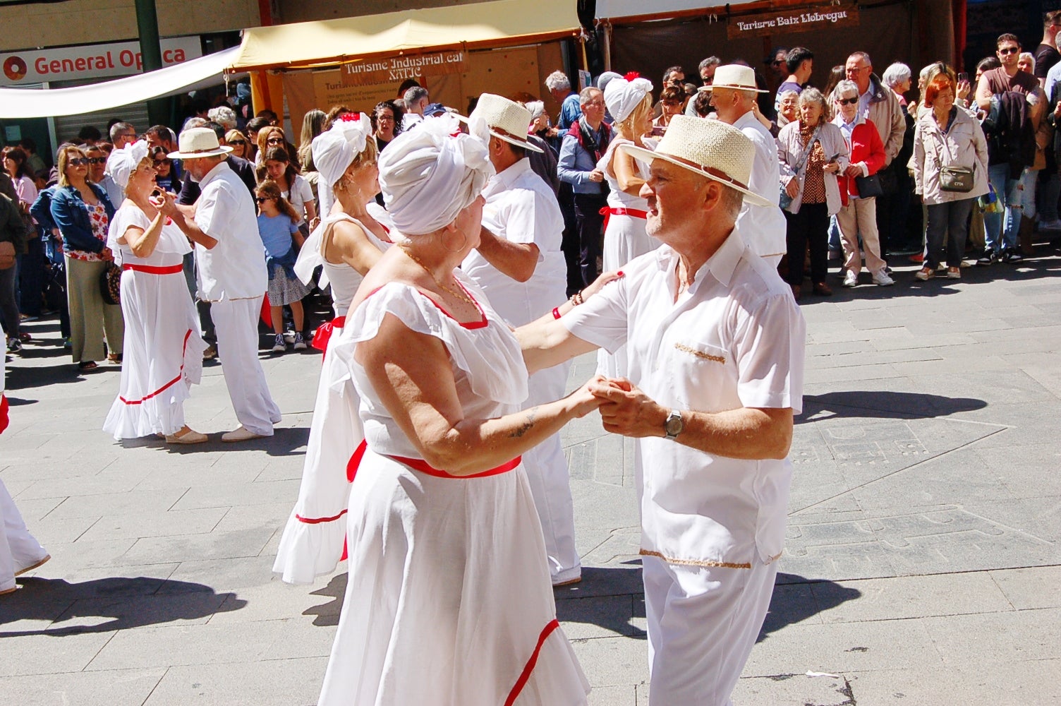 Trobada d’Indians Cubans a Terrassa, de la mà d’en Carles Salsa. Un espectacle que va transportar als ritmes de l’illa de Cuba. En aquest context històric van néixer les primeres havaneres, amb molta influència catalana mesclades amb sons criolls i africans. Fins i tot alguns compositors internacionals de gran renom van prestar homenatge a aquest gènere i a la seva tradició catalana com Maurice Ravel i Georges Bizet, entre d’altres. 
