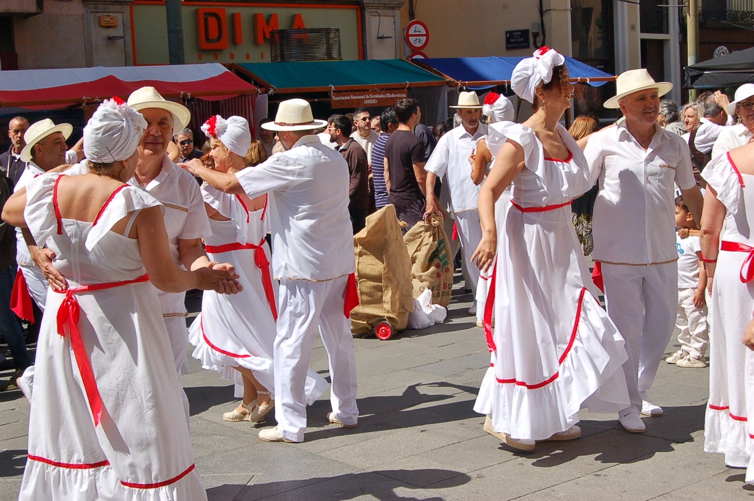 Trobada d’Indians Cubans a Terrassa, de la mà d’en Carles Salsa. Un espectacle que va transportar als ritmes de l’illa de Cuba. En aquest context històric van néixer les primeres havaneres, amb molta influència catalana mesclades amb sons criolls i africans. Fins i tot alguns compositors internacionals de gran renom van prestar homenatge a aquest gènere i a la seva tradició catalana com Maurice Ravel i Georges Bizet, entre d’altres. 
