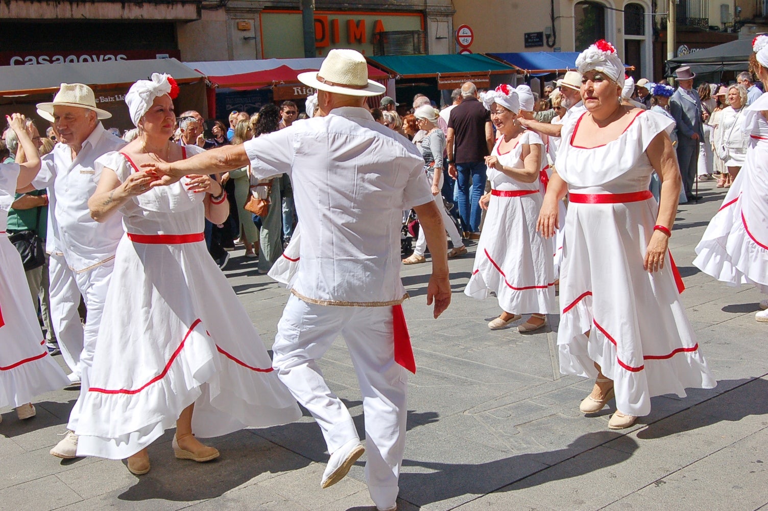 Trobada d’Indians Cubans a Terrassa, de la mà d’en Carles Salsa. Un espectacle que va transportar als ritmes de l’illa de Cuba. En aquest context històric van néixer les primeres havaneres, amb molta influència catalana mesclades amb sons criolls i africans. Fins i tot alguns compositors internacionals de gran renom van prestar homenatge a aquest gènere i a la seva tradició catalana com Maurice Ravel i Georges Bizet, entre d’altres. 