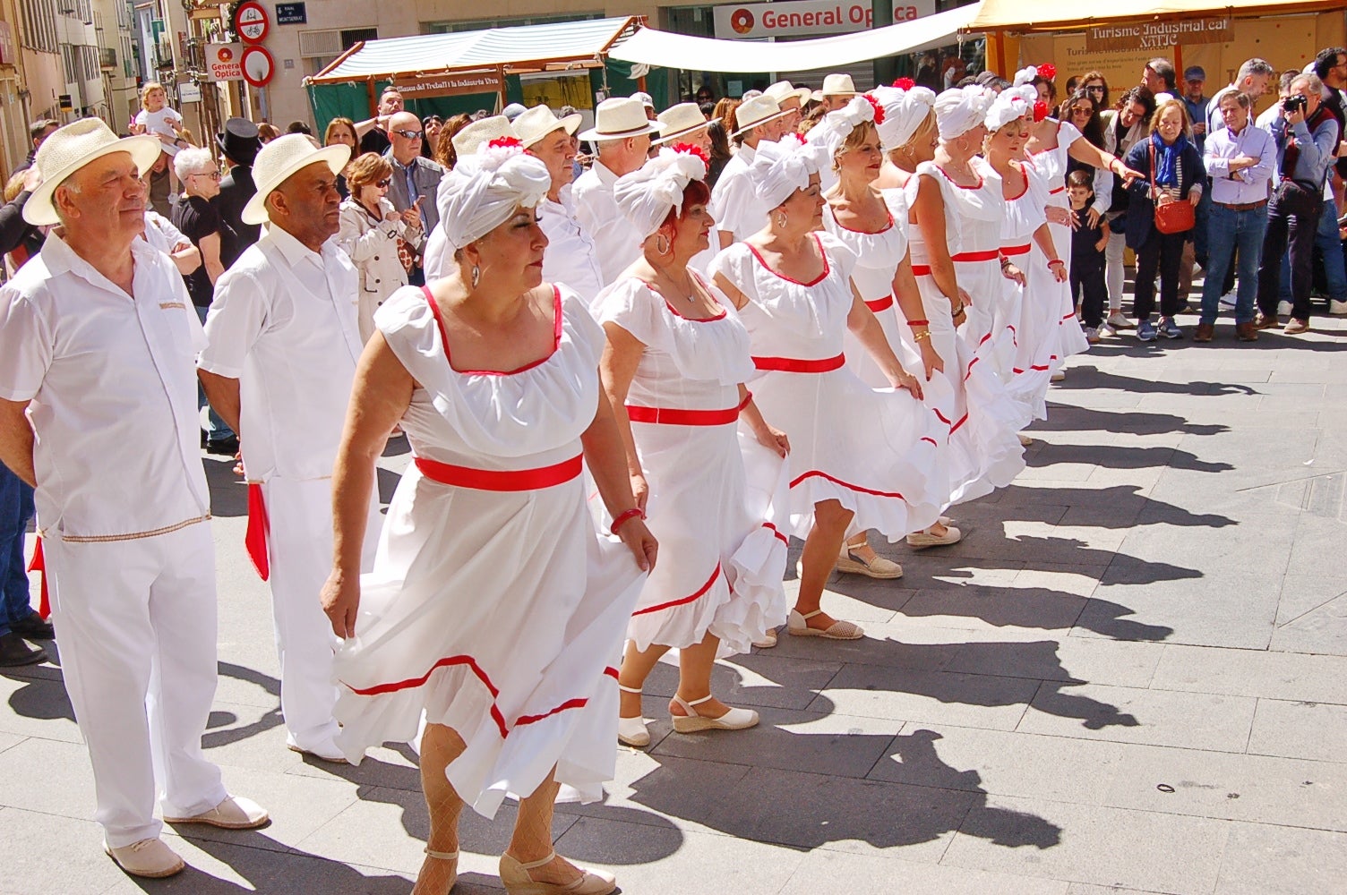 Trobada d’Indians Cubans a Terrassa, de la mà d’en Carles Salsa. Un espectacle que va transportar als ritmes de l’illa de Cuba. En aquest context històric van néixer les primeres havaneres, amb molta influència catalana mesclades amb sons criolls i africans. Fins i tot alguns compositors internacionals de gran renom van prestar homenatge a aquest gènere i a la seva tradició catalana com Maurice Ravel i Georges Bizet, entre d’altres. 