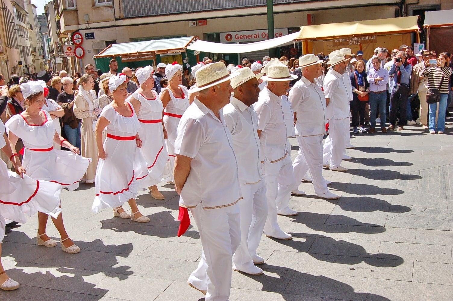 Trobada d’Indians Cubans a Terrassa, de la mà d’en Carles Salsa. Un espectacle que va transportar als ritmes de l’illa de Cuba. En aquest context històric van néixer les primeres havaneres, amb molta influència catalana mesclades amb sons criolls i africans. Fins i tot alguns compositors internacionals de gran renom van prestar homenatge a aquest gènere i a la seva tradició catalana com Maurice Ravel i Georges Bizet, entre d’altres. 