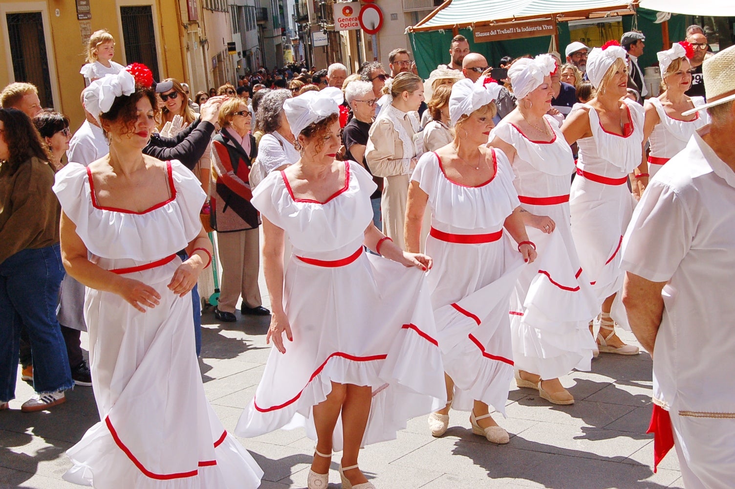 Trobada d’Indians Cubans a Terrassa, de la mà d’en Carles Salsa. Un espectacle que va transportar als ritmes de l’illa de Cuba. En aquest context històric van néixer les primeres havaneres, amb molta influència catalana mesclades amb sons criolls i africans. Fins i tot alguns compositors internacionals de gran renom van prestar homenatge a aquest gènere i a la seva tradició catalana com Maurice Ravel i Georges Bizet, entre d’altres. 