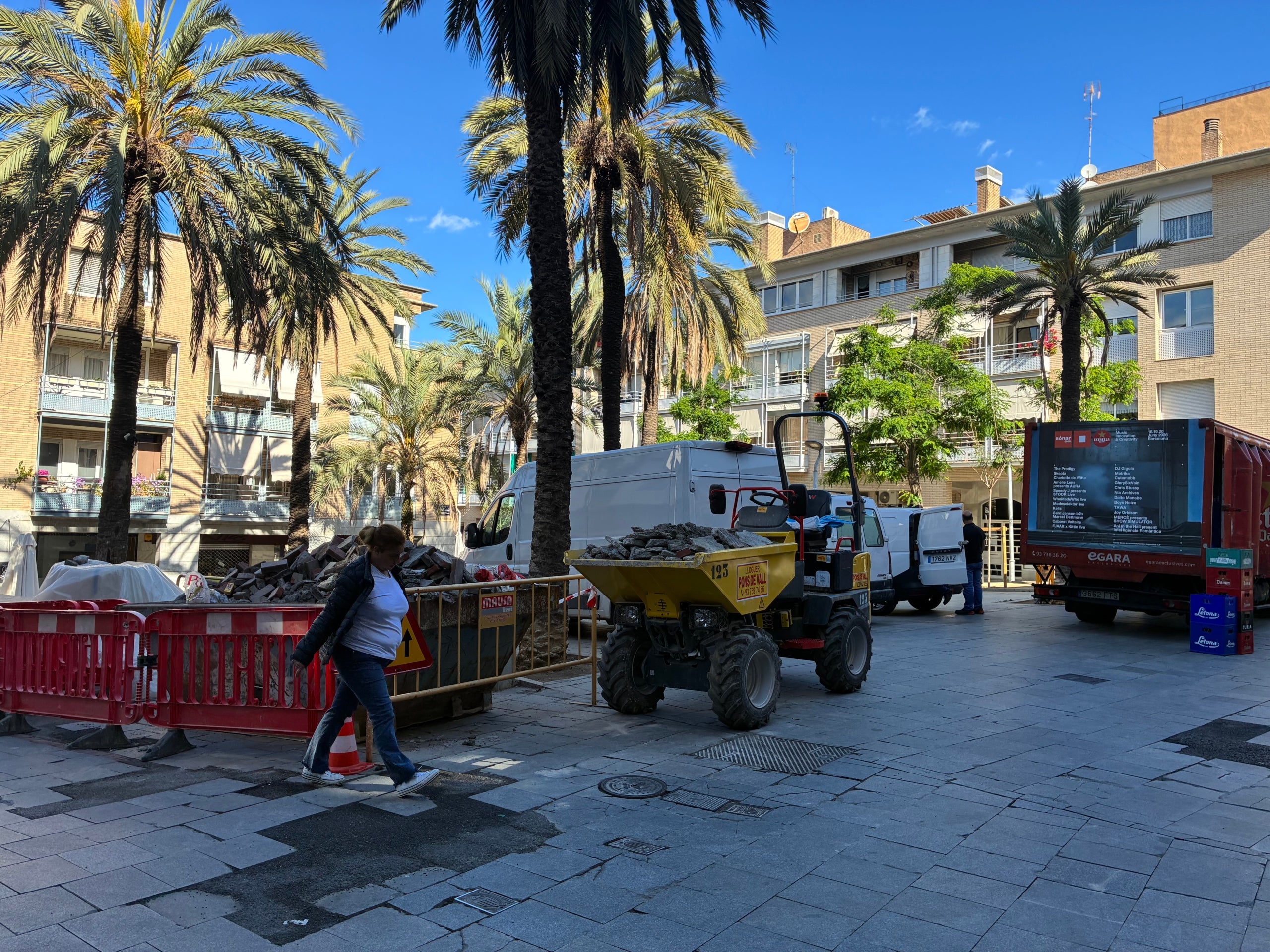 La plaça Salvador Espriu de Terrassa, en obres per la reposició de les llambordes malmeses a causa del pas de vehicles de mercaderies | Vicenç Batalla