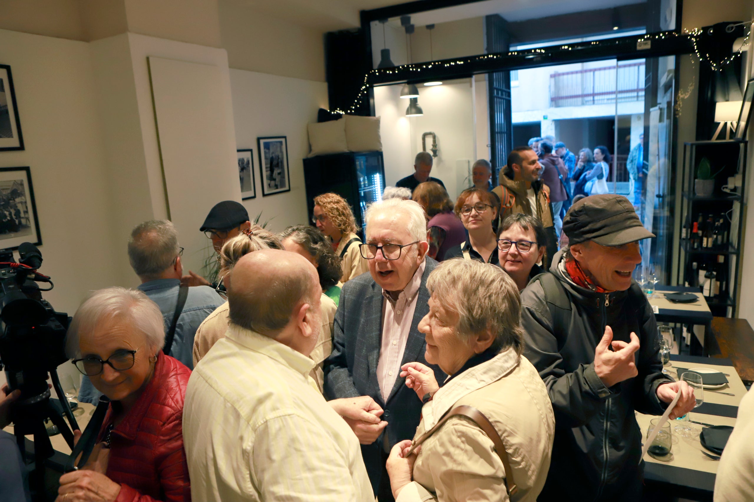 L’Espai Jordi Cuina, restaurant situat al carrer de la Rutlla, acull l’exposició “Personatges de Terrassa”. Es tracta de fotografies realitzades per Cristóbal Castro al llarg de la seva trajectòria professional a individus que han marcat la història local. La mostra es podrà veure fins al 15 de novembre. 