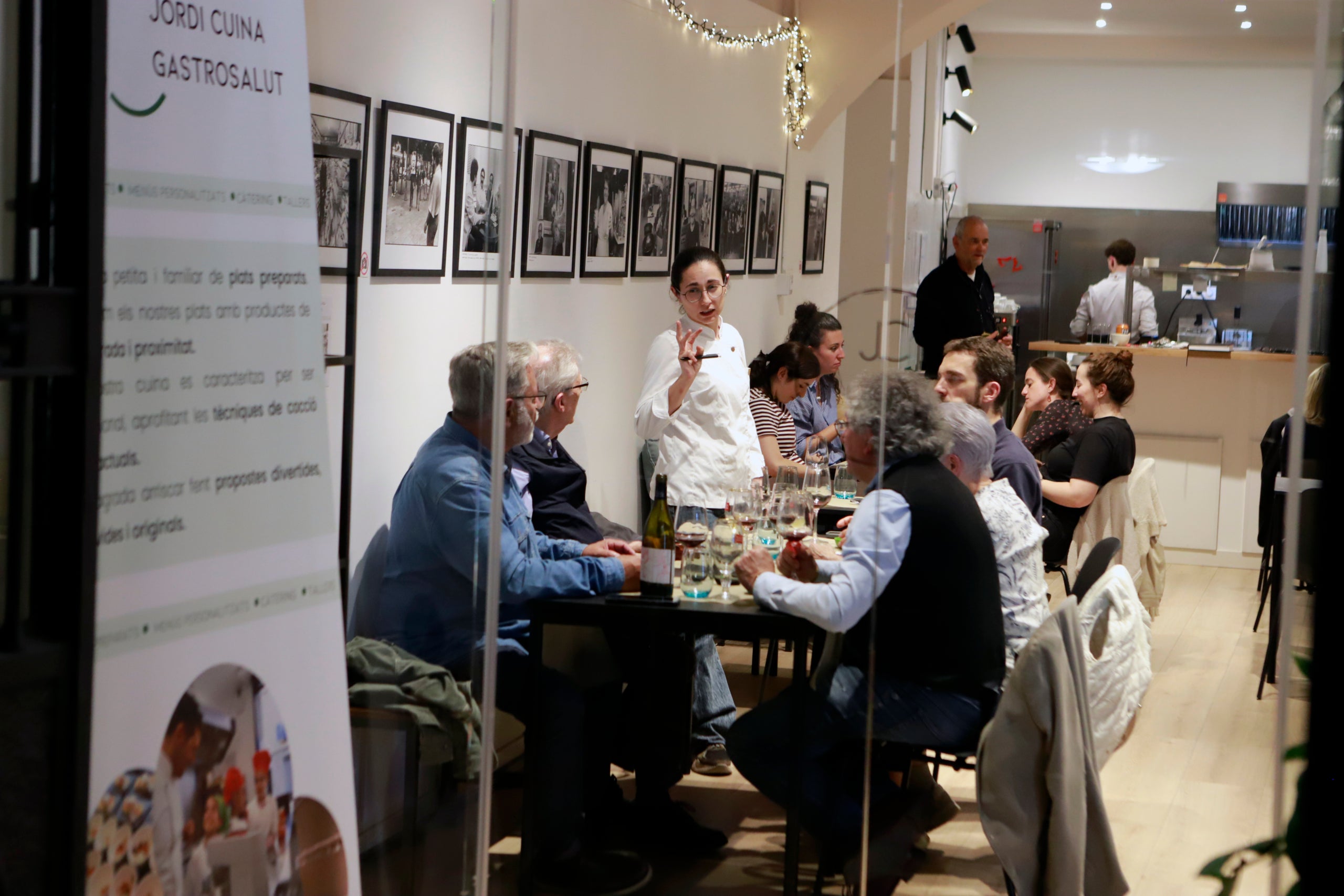 L’Espai Jordi Cuina, restaurant situat al carrer de la Rutlla, acull l’exposició “Personatges de Terrassa”. Es tracta de fotografies realitzades per Cristóbal Castro al llarg de la seva trajectòria professional a individus que han marcat la història local. La mostra es podrà veure fins al 15 de novembre. 