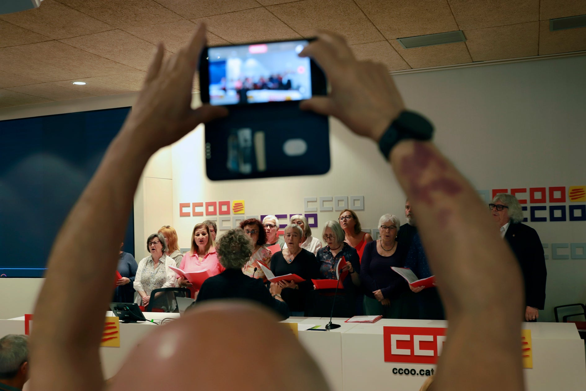 La sala d’actes de CCOO de Barcelona va acollir aquest dimecres, dia 20 de maig, el passi del documental “60-70: lluites, repressió i memòria (quan Terrassa era ‘la Roja’)”, un reportatge històric, co-dirigit a sis mans entre Manel Sarrau, Ferran Ladero i Cristóbal Castro. L'acte ha comptat amb la participació de la secretària general Belén López. Aquest és un documental, de 60 minuts, que reivindica la presència de la gent de CCOO i la militància i cultura del PSUC, entre d’altres protagonistes, en la conquesta de les llibertats i la transició | Cedida