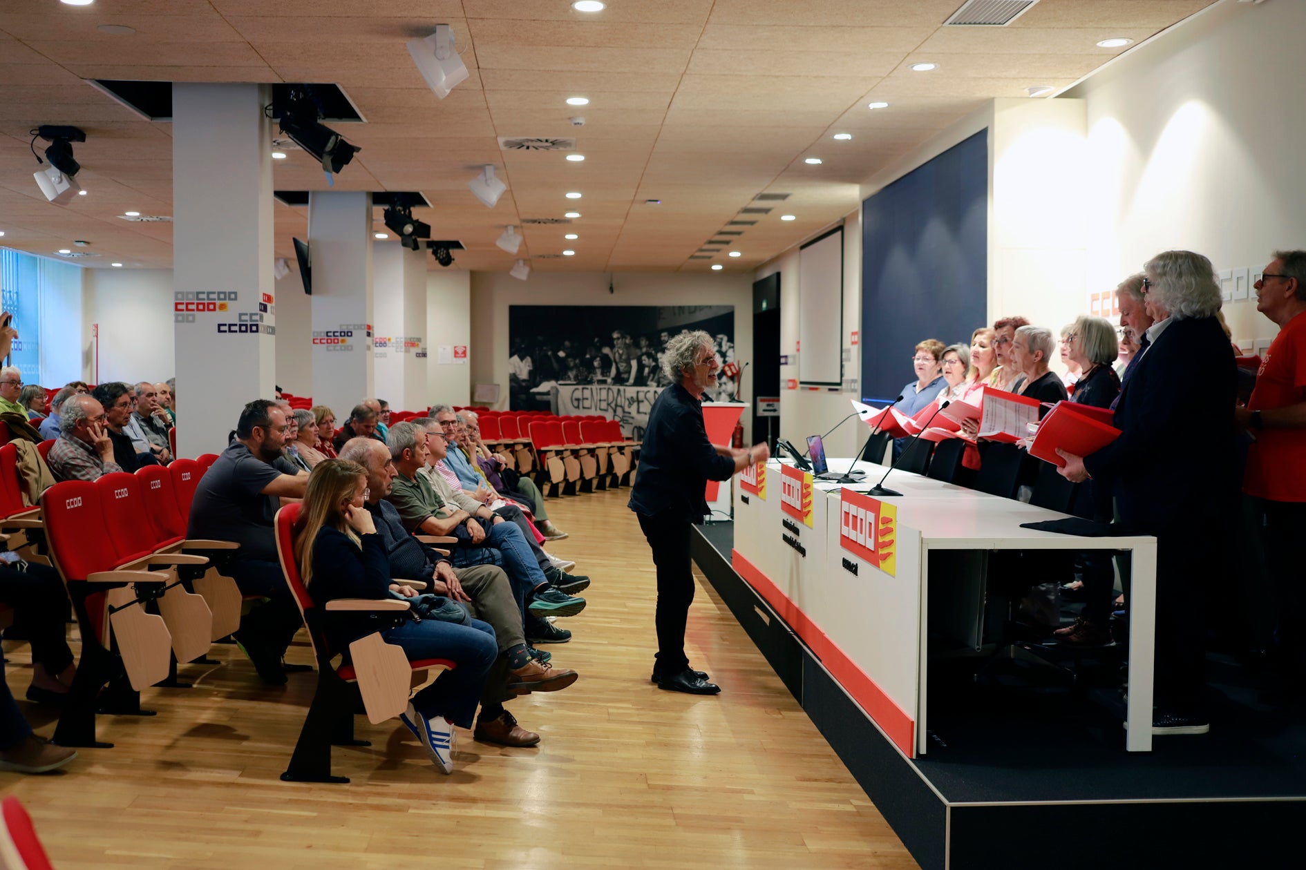La sala d’actes de CCOO de Barcelona va acollir aquest dimecres, dia 20 de maig, el passi del documental “60-70: lluites, repressió i memòria (quan Terrassa era ‘la Roja’)”, un reportatge històric, co-dirigit a sis mans entre Manel Sarrau, Ferran Ladero i Cristóbal Castro. L'acte ha comptat amb la participació de la secretària general Belén López. Aquest és un documental, de 60 minuts, que reivindica la presència de la gent de CCOO i la militància i cultura del PSUC, entre d’altres protagonistes, en la conquesta de les llibertats i la transició | Cedida