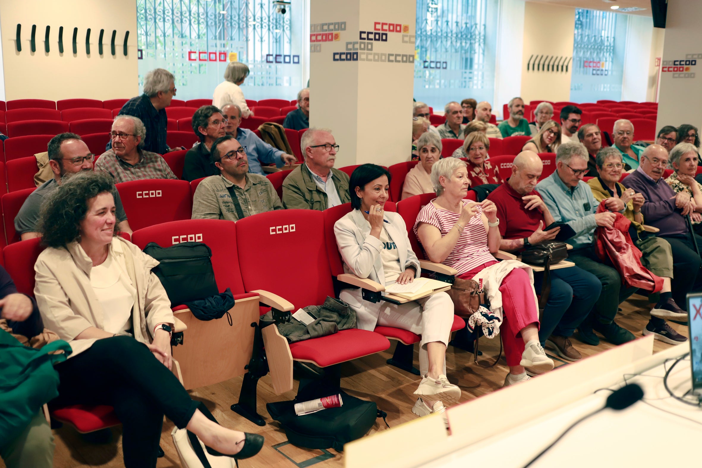 La sala d’actes de CCOO de Barcelona va acollir aquest dimecres, dia 20 de maig, el passi del documental “60-70: lluites, repressió i memòria (quan Terrassa era ‘la Roja’)”, un reportatge històric, co-dirigit a sis mans entre Manel Sarrau, Ferran Ladero i Cristóbal Castro. L'acte ha comptat amb la participació de la secretària general Belén López. Aquest és un documental, de 60 minuts, que reivindica la presència de la gent de CCOO i la militància i cultura del PSUC, entre d’altres protagonistes, en la conquesta de les llibertats i la transició | Cedida
