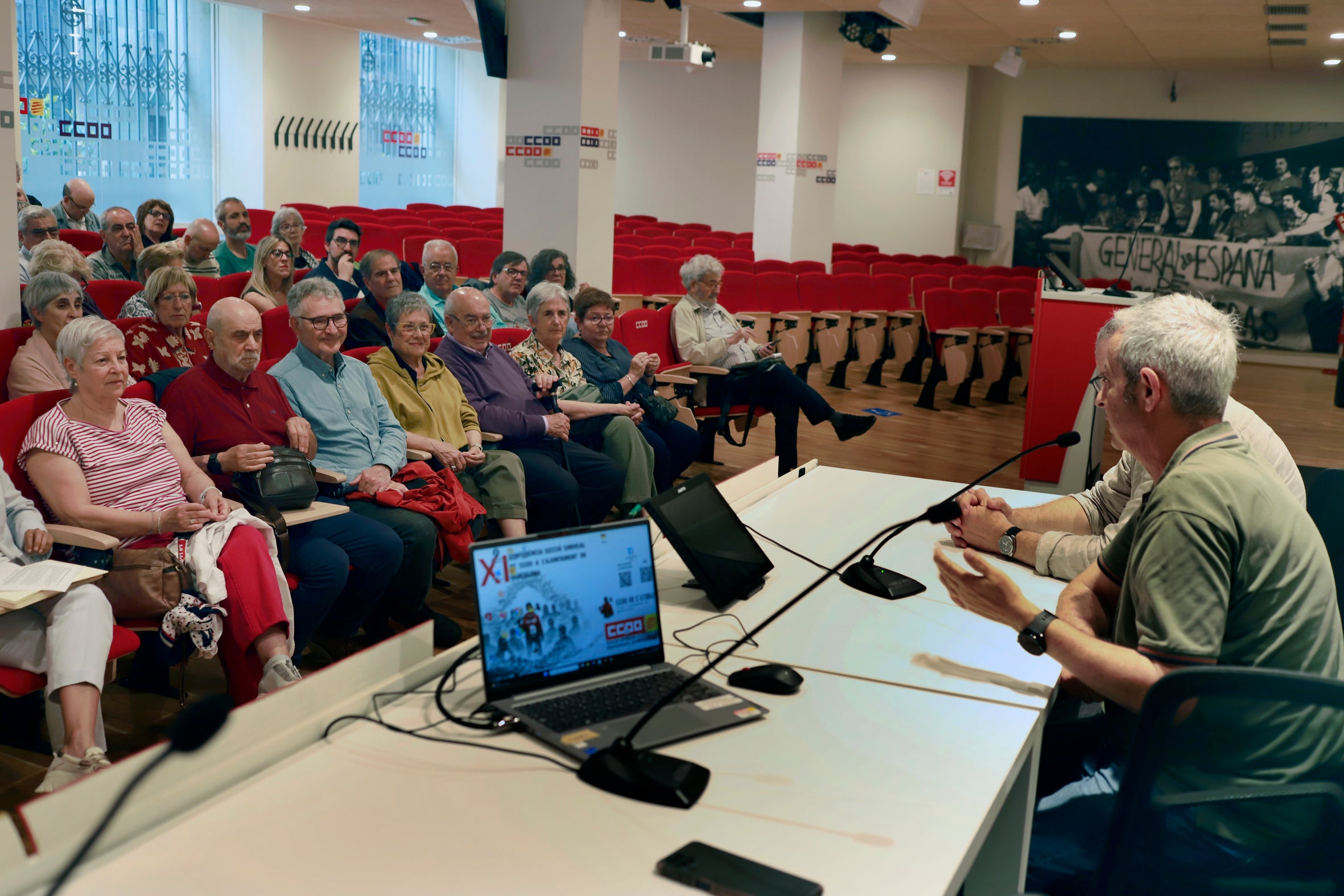 La sala d’actes de CCOO de Barcelona va acollir aquest dimecres, dia 20 de maig, el passi del documental “60-70: lluites, repressió i memòria (quan Terrassa era ‘la Roja’)”, un reportatge històric, co-dirigit a sis mans entre Manel Sarrau, Ferran Ladero i Cristóbal Castro. L'acte ha comptat amb la participació de la secretària general Belén López. Aquest és un documental, de 60 minuts, que reivindica la presència de la gent de CCOO i la militància i cultura del PSUC, entre d’altres protagonistes, en la conquesta de les llibertats i la transició | Cedida