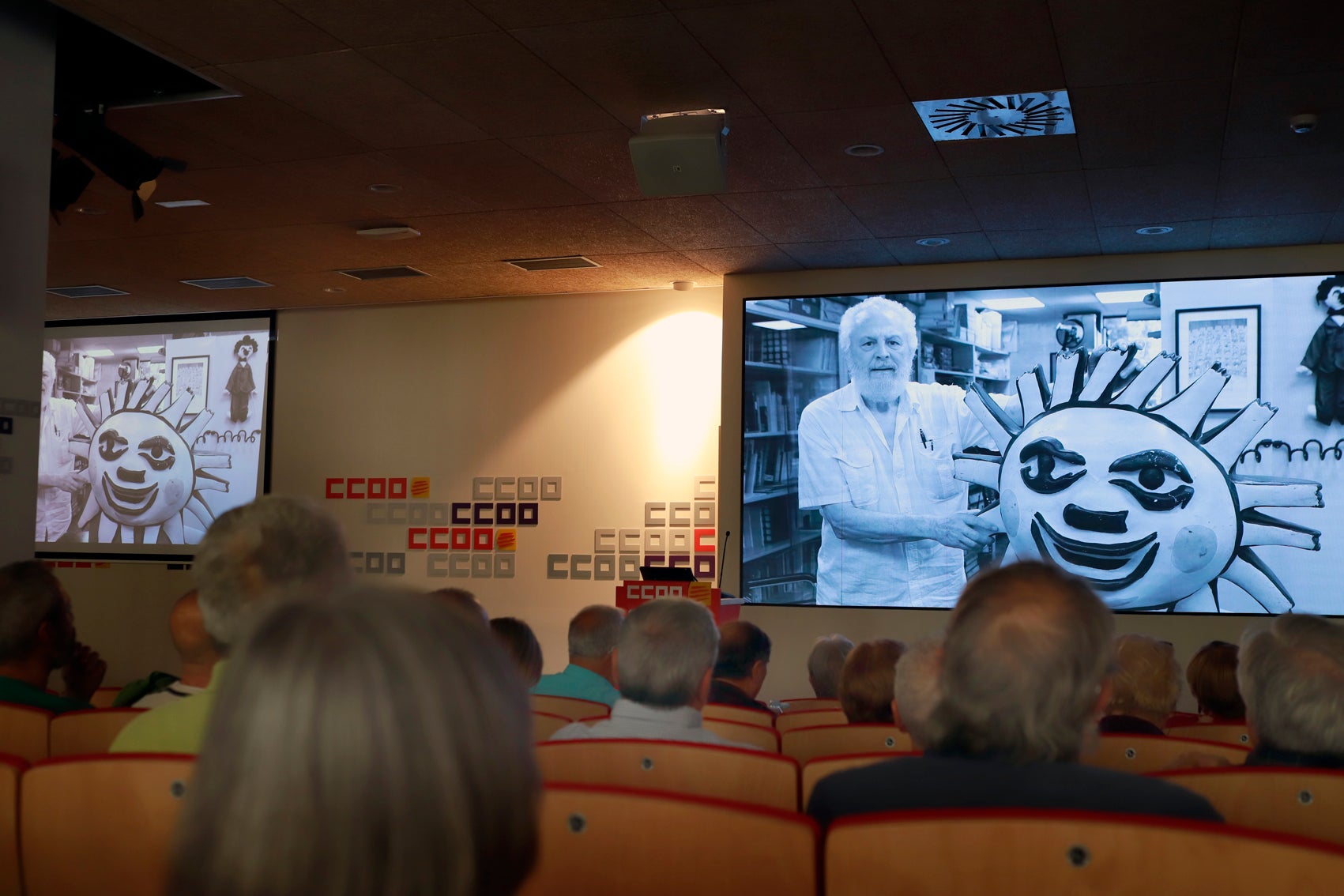 La sala d’actes de CCOO de Barcelona va acollir aquest dimecres, dia 20 de maig, el passi del documental “60-70: lluites, repressió i memòria (quan Terrassa era ‘la Roja’)”, un reportatge històric, co-dirigit a sis mans entre Manel Sarrau, Ferran Ladero i Cristóbal Castro. L'acte ha comptat amb la participació de la secretària general Belén López. Aquest és un documental, de 60 minuts, que reivindica la presència de la gent de CCOO i la militància i cultura del PSUC, entre d’altres protagonistes, en la conquesta de les llibertats i la transició | Cedida