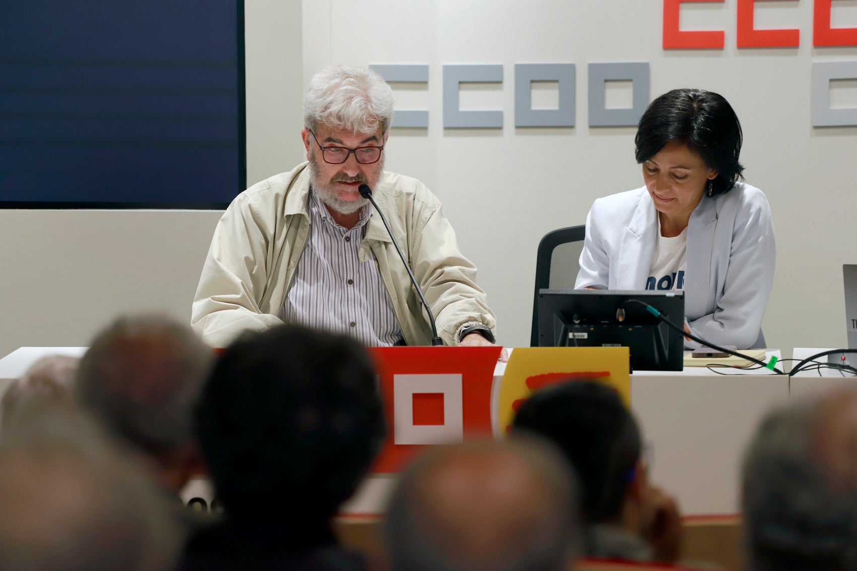 La sala d’actes de CCOO de Barcelona va acollir aquest dimecres, dia 20 de maig, el passi del documental “60-70: lluites, repressió i memòria (quan Terrassa era ‘la Roja’)”, un reportatge històric, co-dirigit a sis mans entre Manel Sarrau, Ferran Ladero i Cristóbal Castro. L'acte ha comptat amb la participació de la secretària general Belén López. Aquest és un documental, de 60 minuts, que reivindica la presència de la gent de CCOO i la militància i cultura del PSUC, entre d’altres protagonistes, en la conquesta de les llibertats i la transició | Cedida