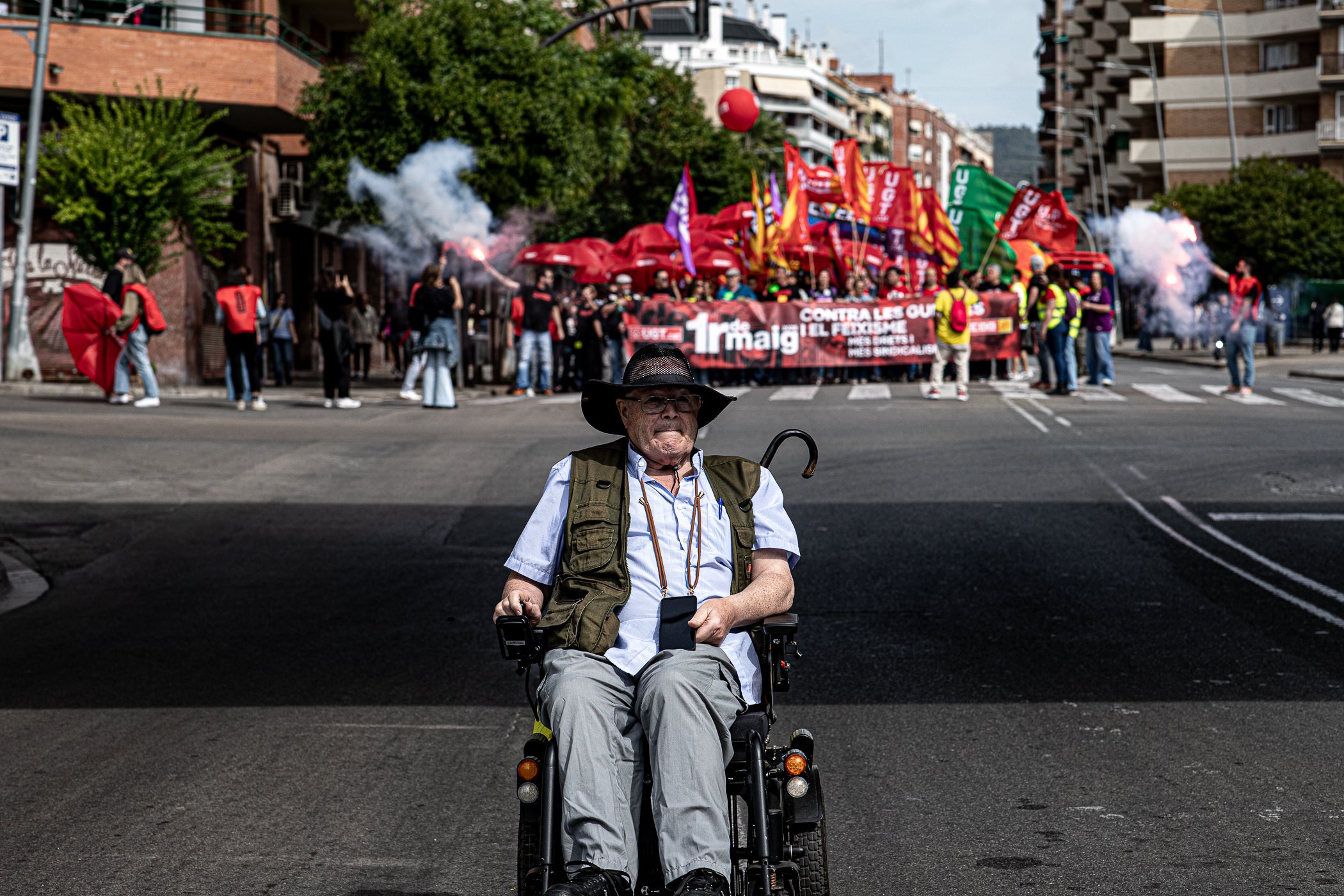 “Contra les guerres i el feixisme, més drets i més sindicalisme” ha estat el lema de la manifestació d’aquest 1r de Maig convocada pels sindicats CCOO i UGT. A Terrassa, desenes de persones han sortir des de la plaça de Lluís Companys armats amb banderes i càntics per reivindicar els drets socials i laborals dels treballadors, per denunciar l’especulació i els preus abusis en l’habitatge i per reclamar que es deixi de “criminalitzar les persones treballadores que emmalalteixen”. La convocatòria ha finalitzat a la plaça Vella on s’han fet els parlaments, posant l’èmfasi en les conseqüències negatives en la qualitat de vida de la ciutadania que estan tenint els “conflictes bèl·lics il·legals de Netanyahu, Trump i Putin”.