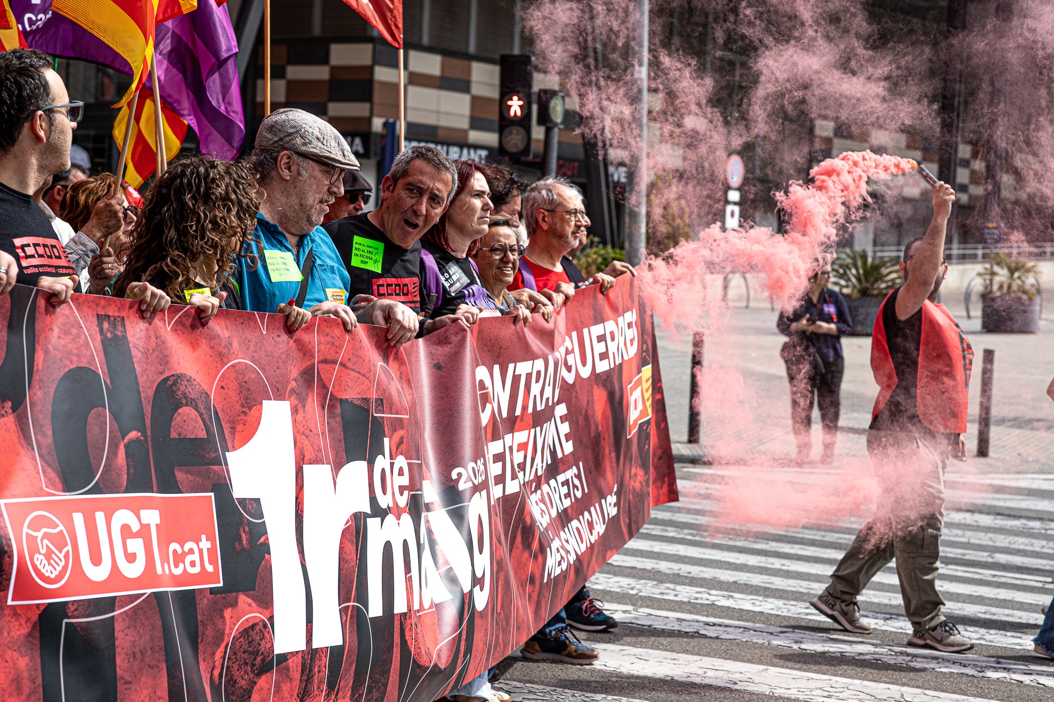 “Contra les guerres i el feixisme, més drets i més sindicalisme” ha estat el lema de la manifestació d’aquest 1r de Maig convocada pels sindicats CCOO i UGT. A Terrassa, desenes de persones han sortir des de la plaça de Lluís Companys armats amb banderes i càntics per reivindicar els drets socials i laborals dels treballadors, per denunciar l’especulació i els preus abusis en l’habitatge i per reclamar que es deixi de “criminalitzar les persones treballadores que emmalalteixen”. La convocatòria ha finalitzat a la plaça Vella on s’han fet els parlaments, posant l’èmfasi en les conseqüències negatives en la qualitat de vida de la ciutadania que estan tenint els “conflictes bèl·lics il·legals de Netanyahu, Trump i Putin”.